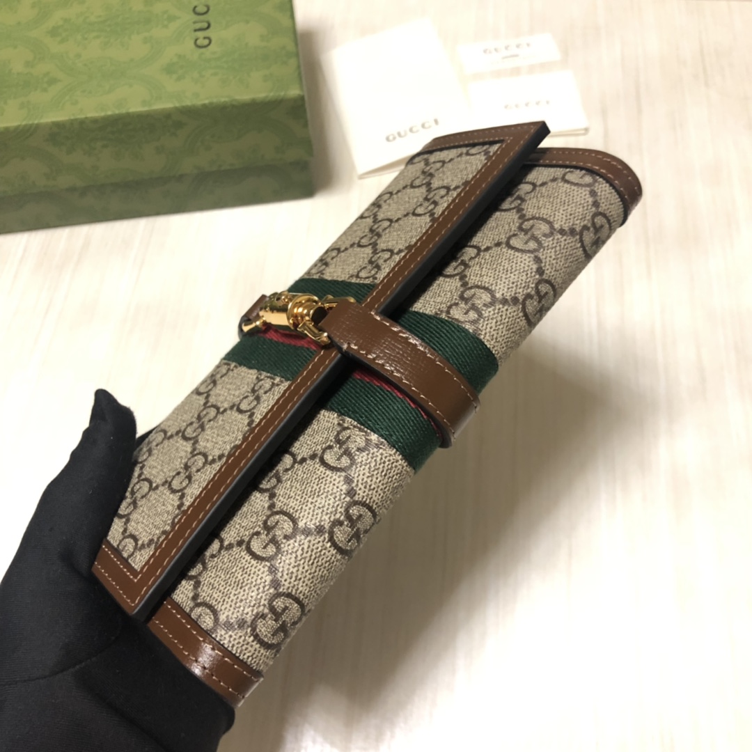 Jackie 1961系列借鉴手袋设计灵感，推出小巧高贵的全新链条包款。金色调推入式锁扣细节令人联想起1
