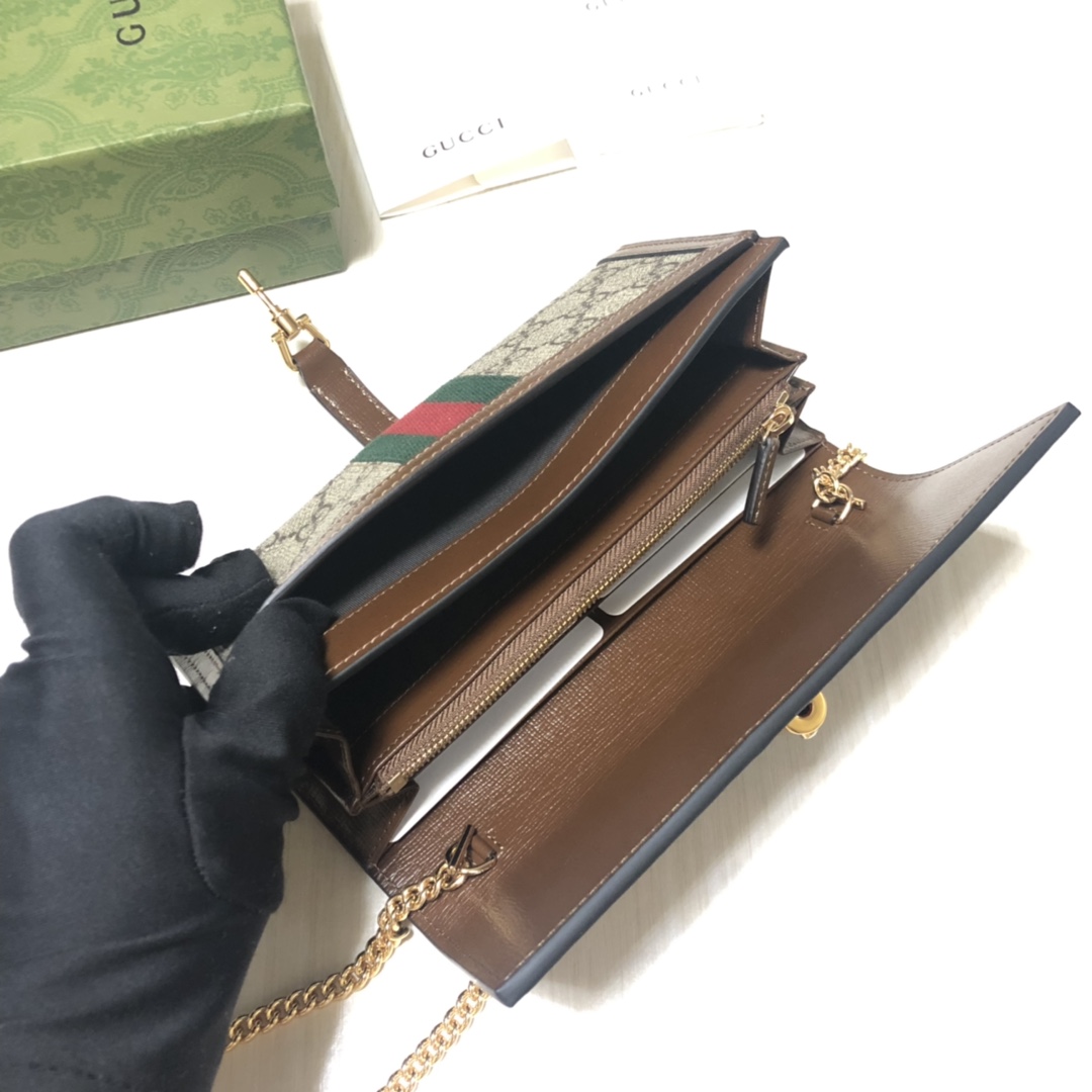 Jackie 1961系列借鉴手袋设计灵感，推出小巧高贵的全新链条包款。金色调推入式锁扣细节令人联想起1
