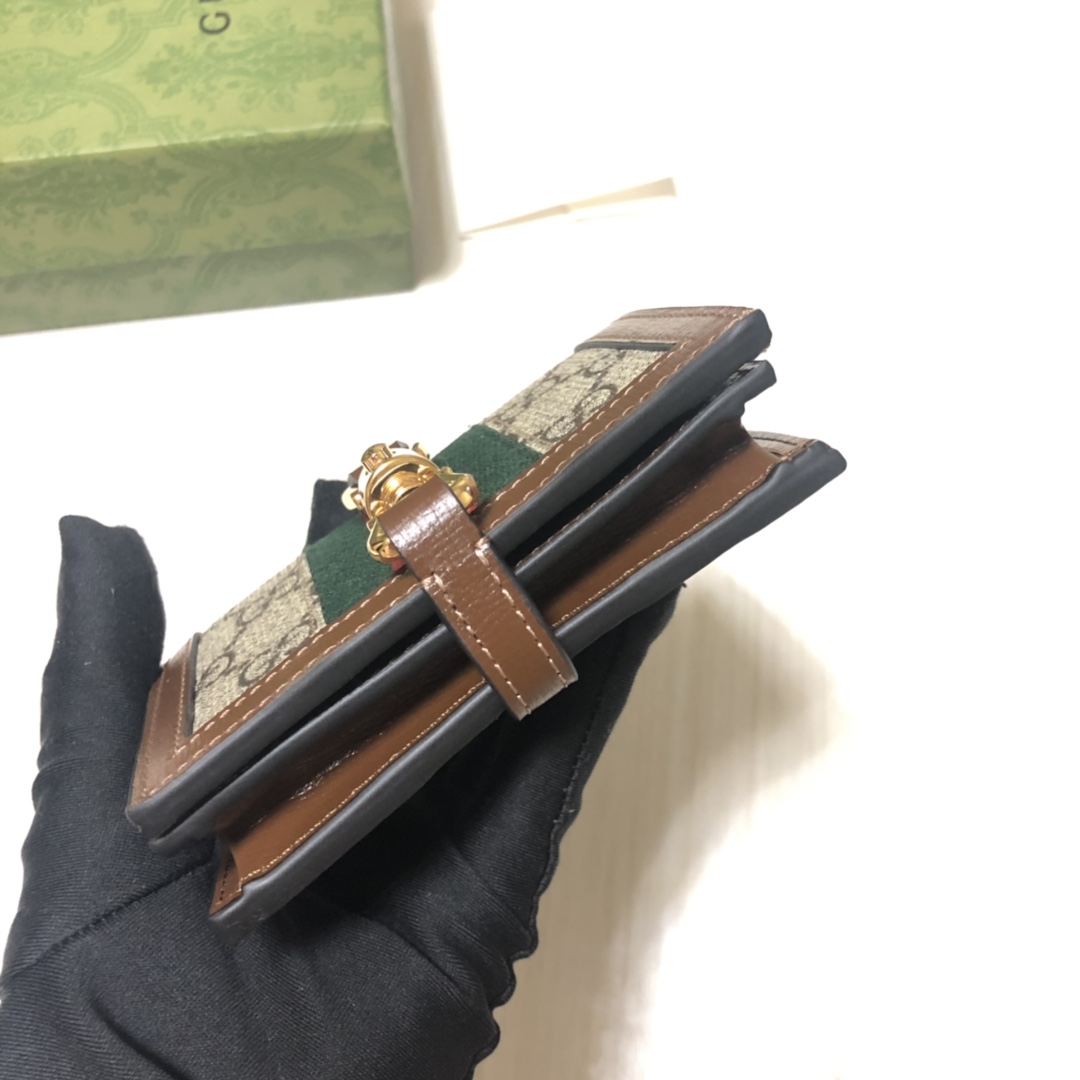 Jackie 1961系列借鉴手袋设计灵感，推出小巧高贵的全新小卡包。金色调推入式锁扣细节令人联想起19