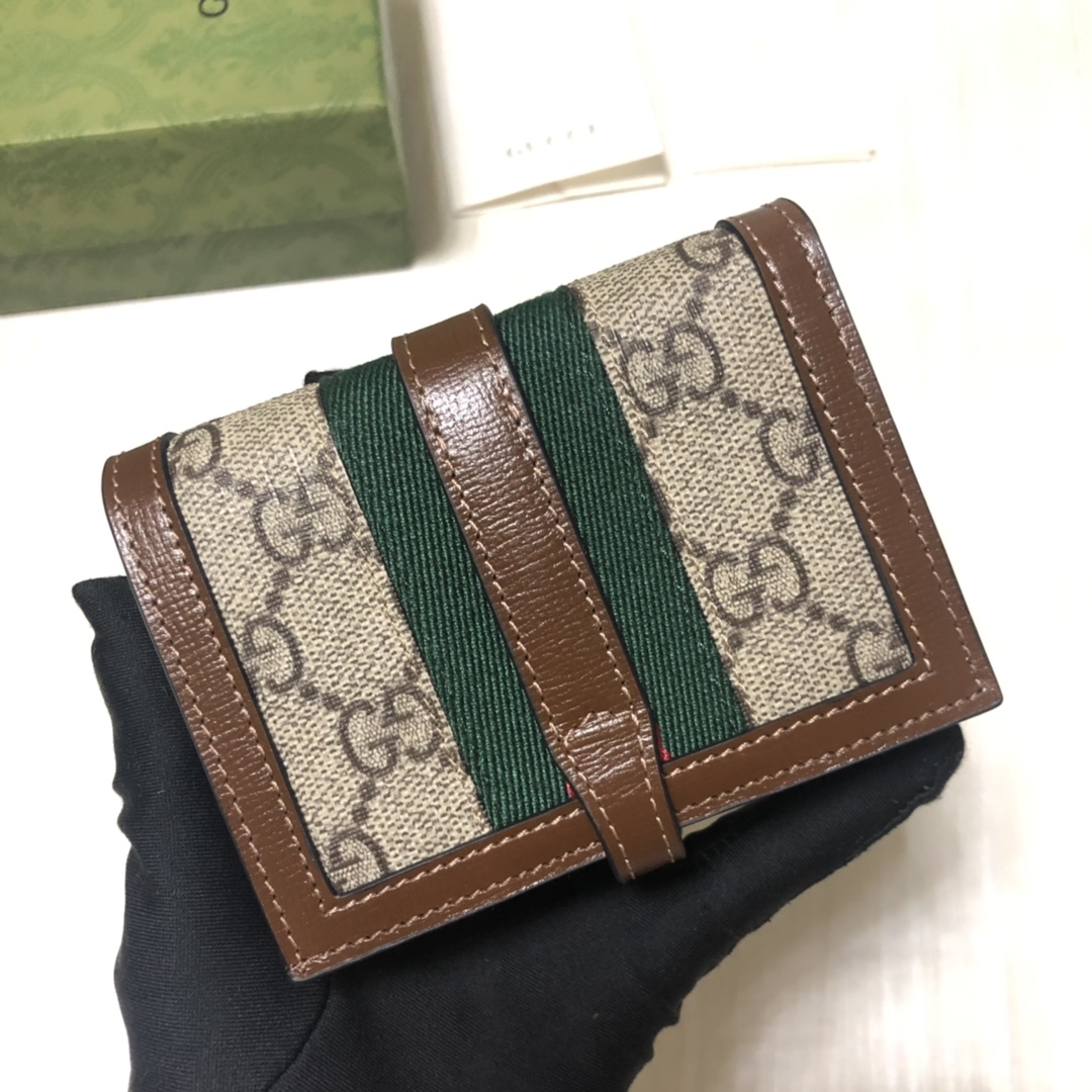 Jackie 1961系列借鉴手袋设计灵感，推出小巧高贵的全新小卡包。金色调推入式锁扣细节令人联想起19