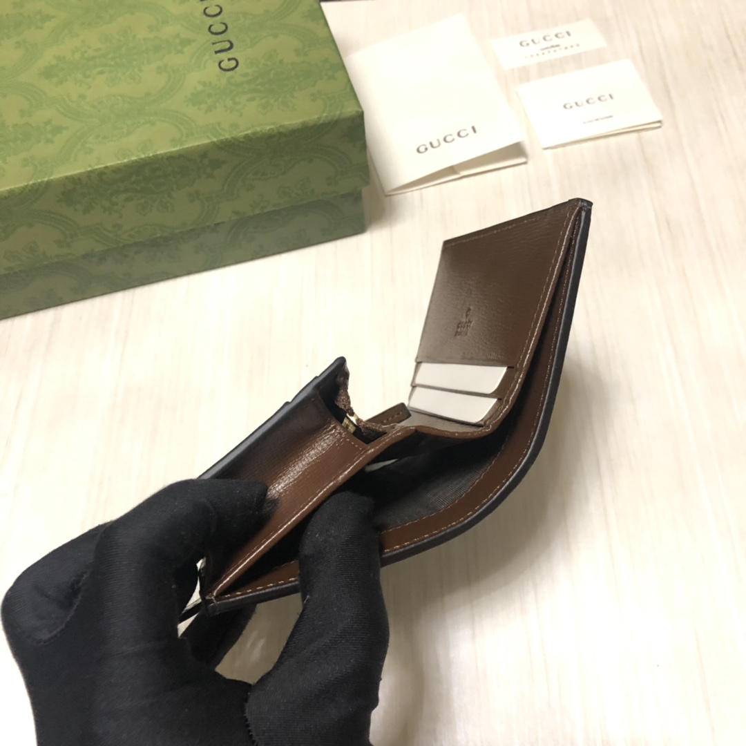 Jackie 1961系列借鉴手袋设计灵感，推出小巧高贵的全新小卡包。金色调推入式锁扣细节令人联想起19