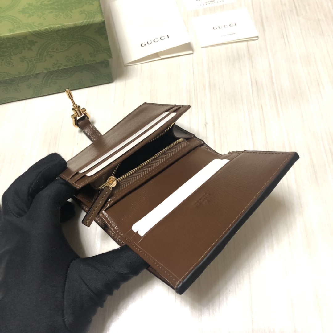 Jackie 1961系列借鉴手袋设计灵感，推出小巧高贵的全新小卡包。金色调推入式锁扣细节令人联想起19