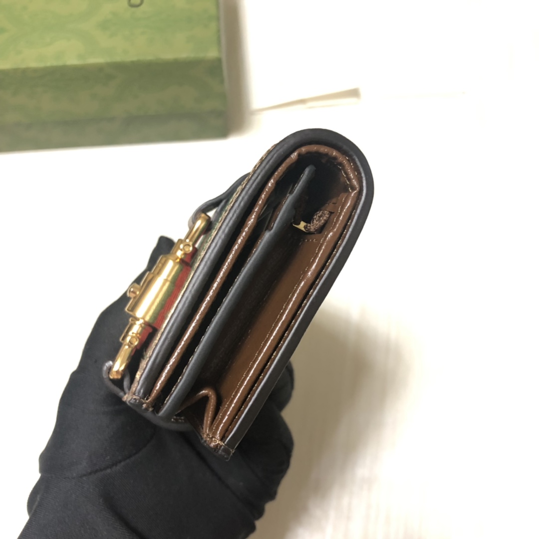 Jackie 1961系列借鉴手袋设计灵感，推出小巧高贵的全新小卡包。金色调推入式锁扣细节令人联想起19