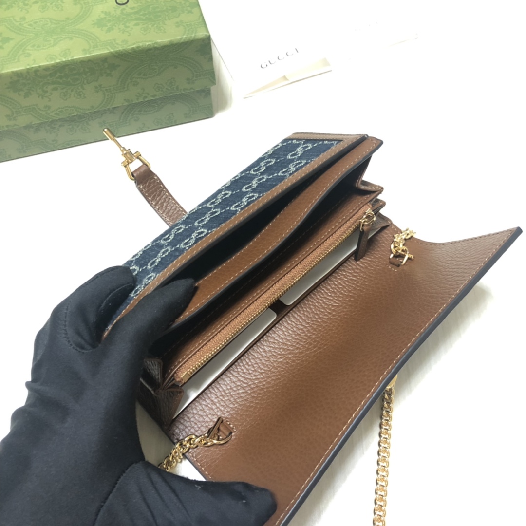 Jackie 1961系列借鉴手袋设计灵感，推出小巧高贵的全新链条包款。金色调推入式锁扣细节令人联想起1