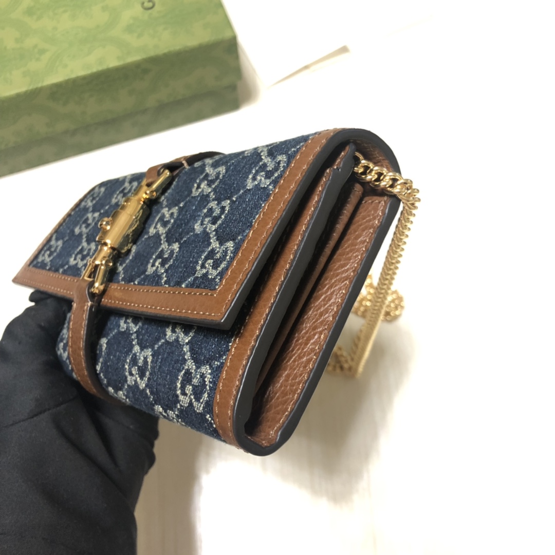 Jackie 1961系列借鉴手袋设计灵感，推出小巧高贵的全新链条包款。金色调推入式锁扣细节令人联想起1