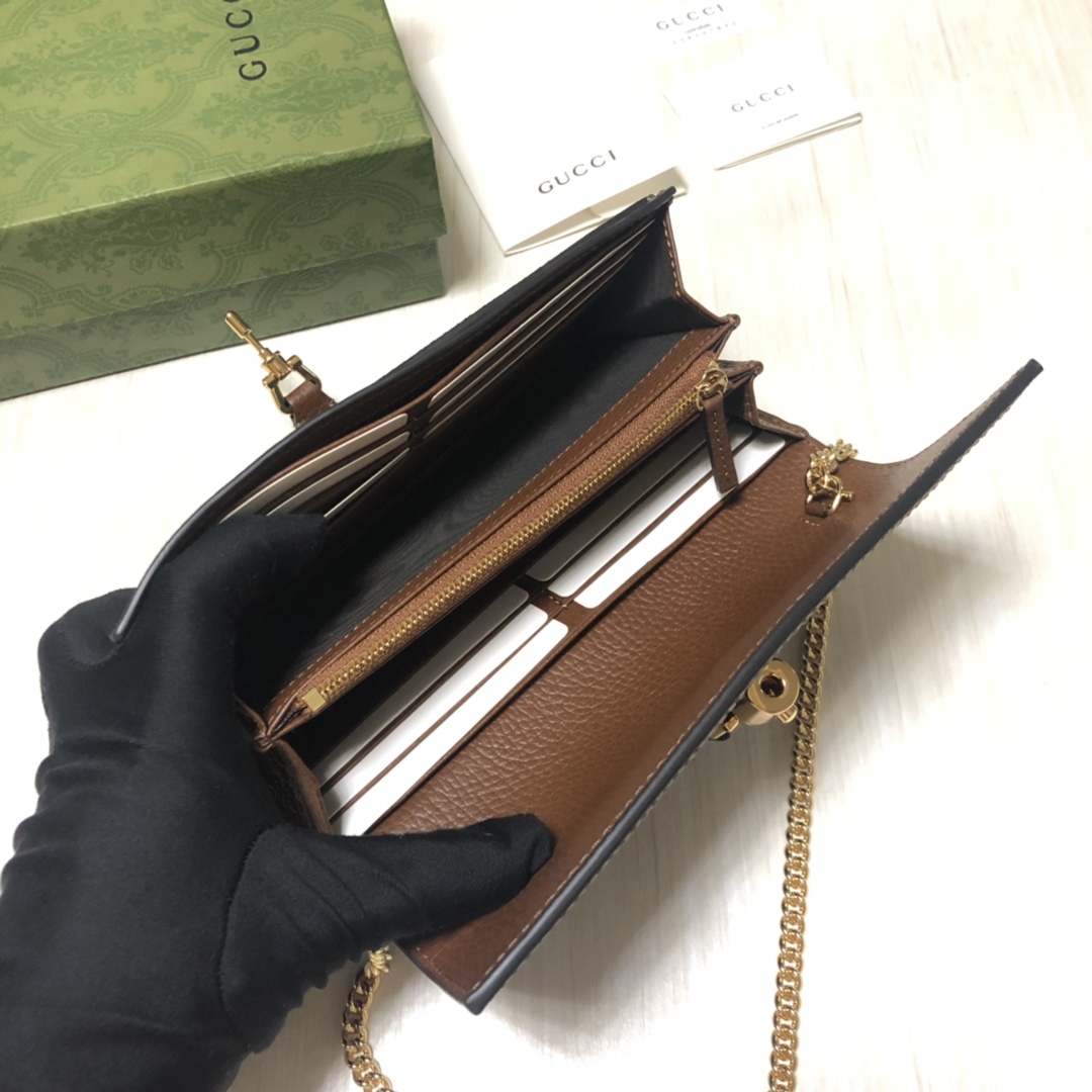 Jackie 1961系列借鉴手袋设计灵感，推出小巧高贵的全新链条包款。金色调推入式锁扣细节令人联想起1