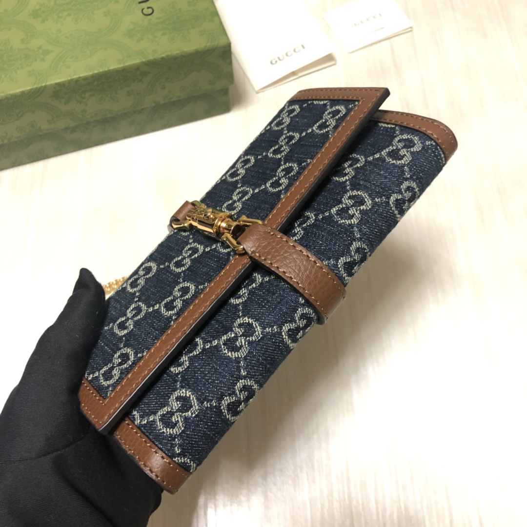Jackie 1961系列借鉴手袋设计灵感，推出小巧高贵的全新链条包款。金色调推入式锁扣细节令人联想起1