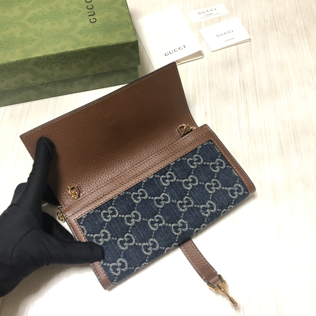 Jackie 1961系列借鉴手袋设计灵感，推出小巧高贵的全新链条包款。金色调推入式锁扣细节令人联想起1