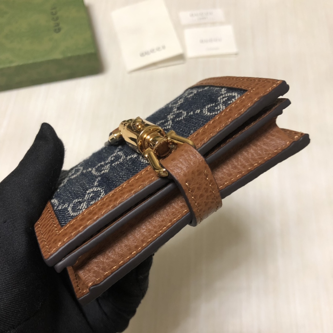 Jackie 1961系列借鉴手袋设计灵感，推出小巧高贵的全新小卡包。金色调推入式锁扣细节令人联想起19