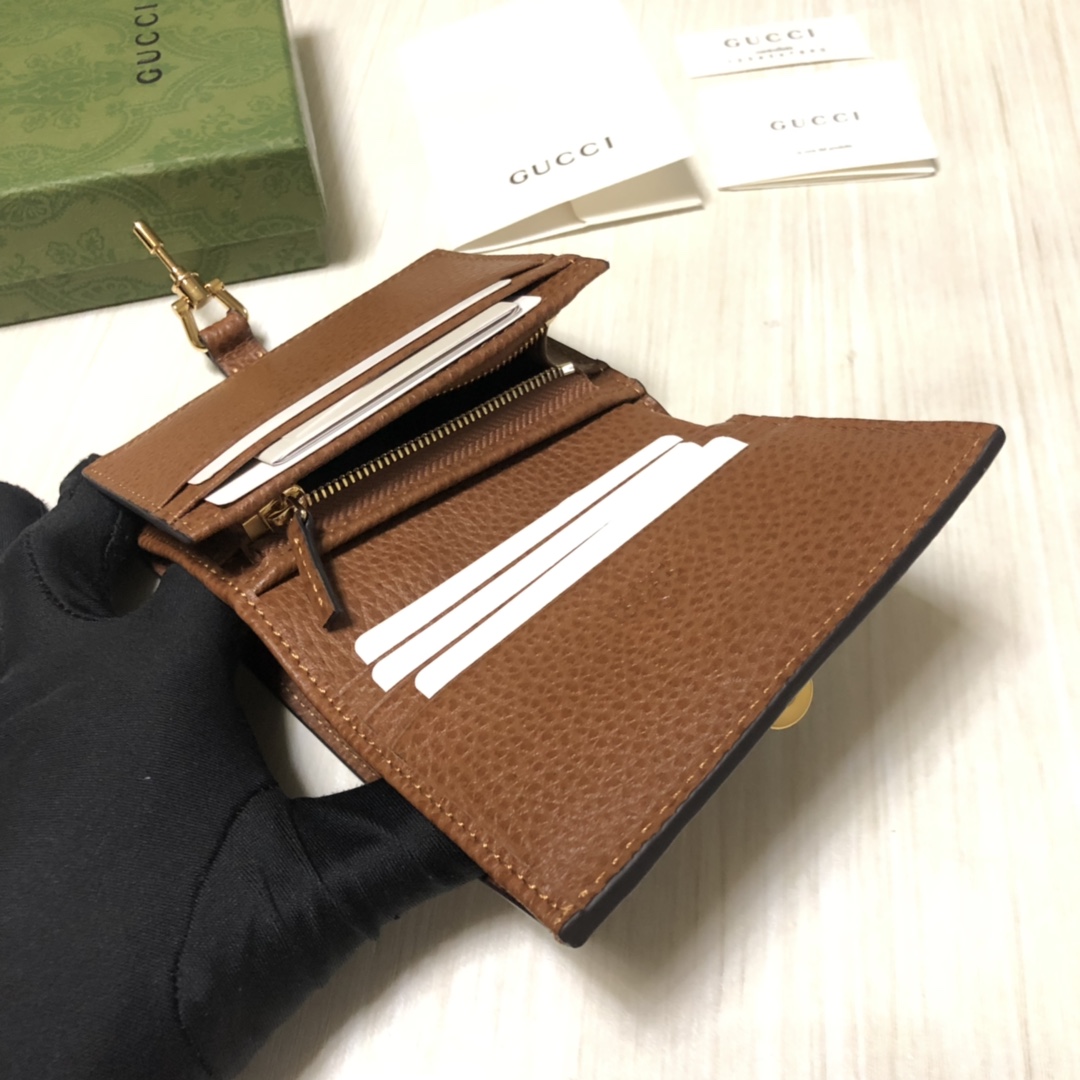 Jackie 1961系列借鉴手袋设计灵感，推出小巧高贵的全新小卡包。金色调推入式锁扣细节令人联想起19
