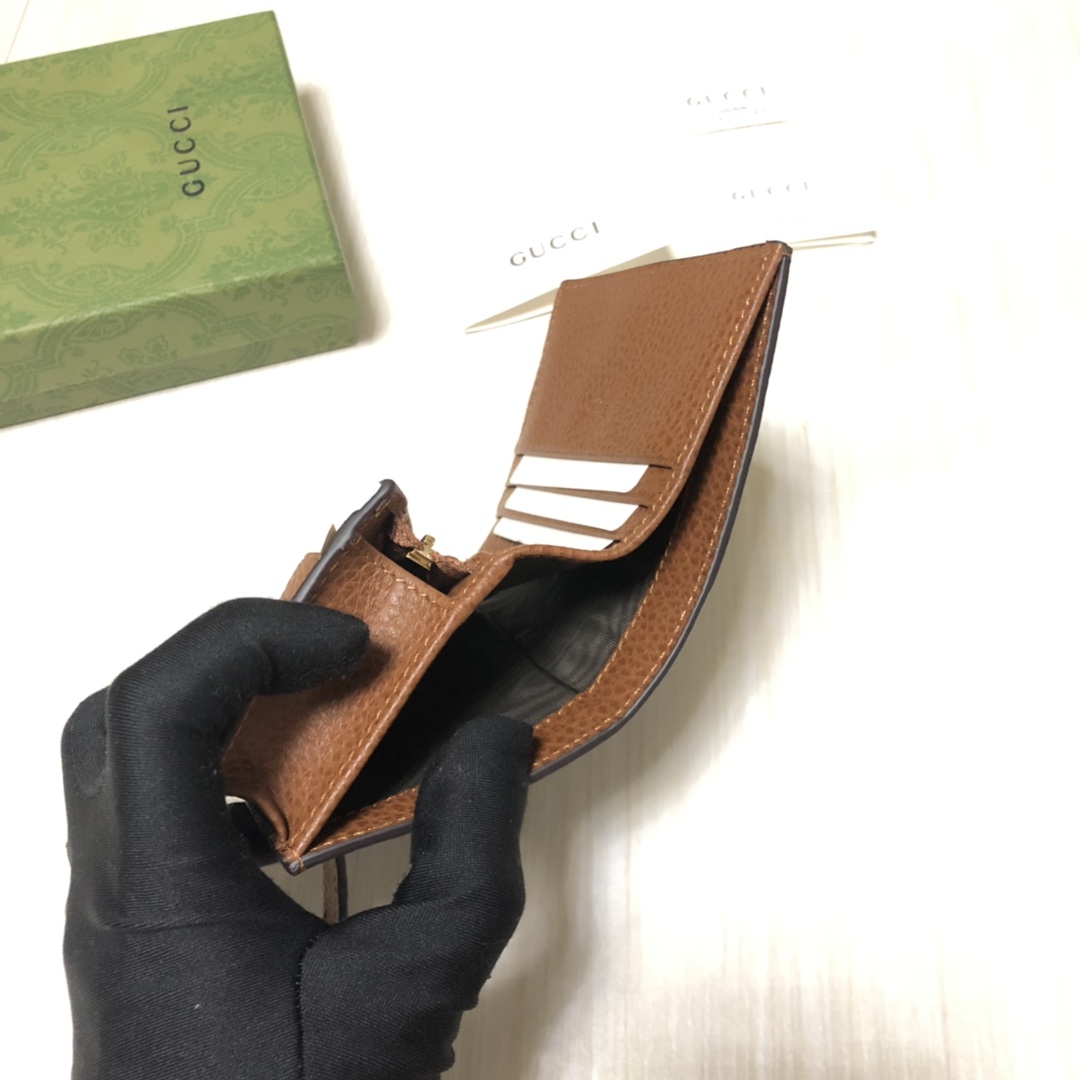 Jackie 1961系列借鉴手袋设计灵感，推出小巧高贵的全新小卡包。金色调推入式锁扣细节令人联想起19