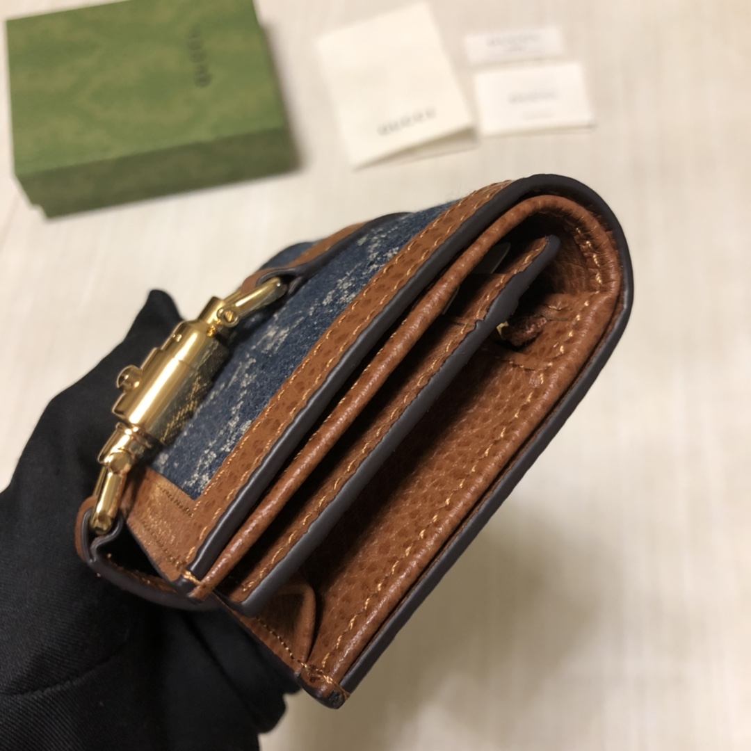 Jackie 1961系列借鉴手袋设计灵感，推出小巧高贵的全新小卡包。金色调推入式锁扣细节令人联想起19