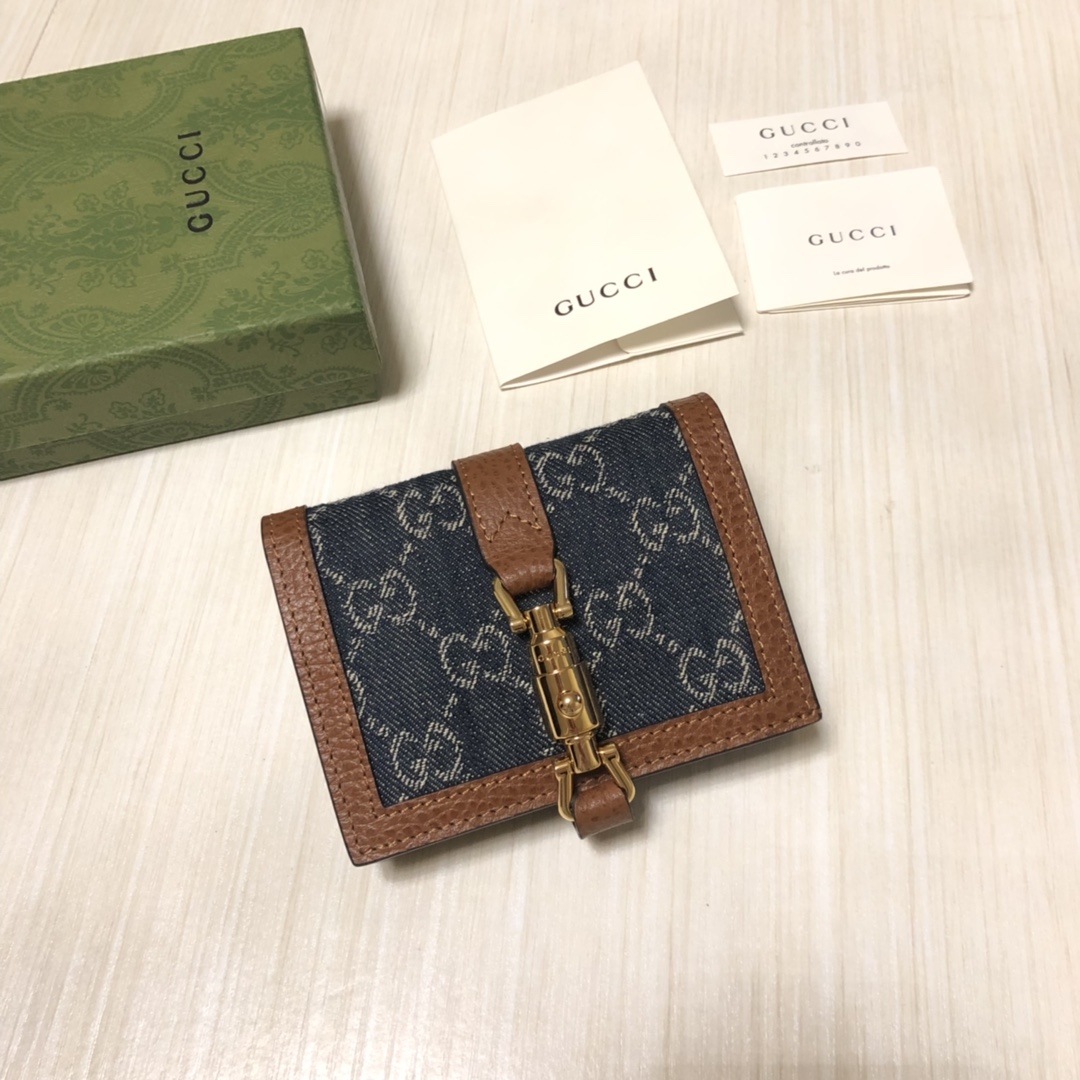 Jackie 1961系列借鉴手袋设计灵感，推出小巧高贵的全新小卡包。金色调推入式锁扣细节令人联想起19