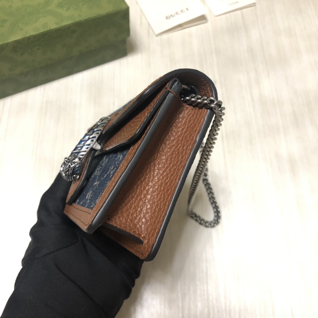 这款Dionysus系列超迷你包又上新装了，这次采用丹宁牛仔布精致而成，经典的虎头锁扣巧妙融入蓝色珐琅细