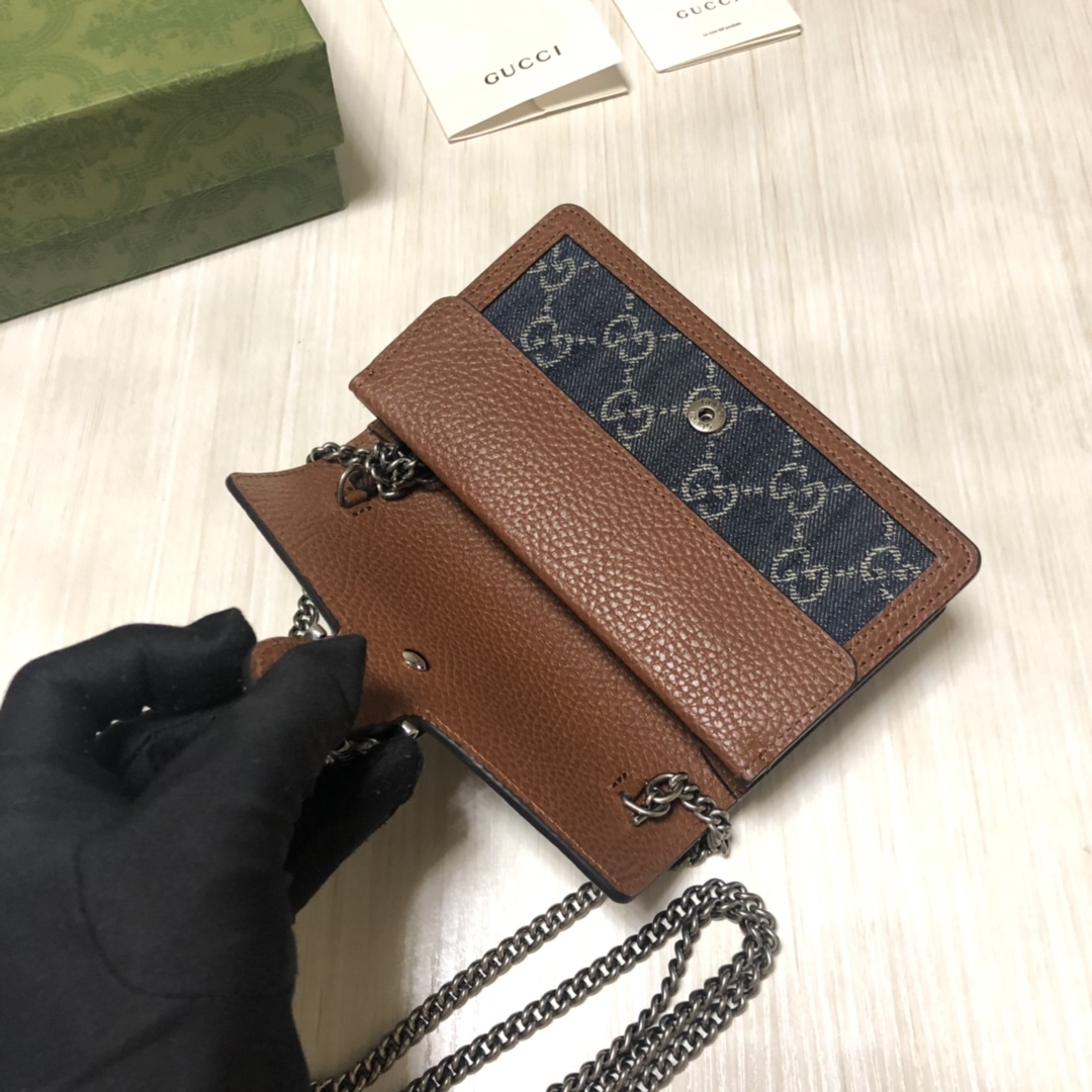 这款Dionysus系列超迷你包又上新装了，这次采用丹宁牛仔布精致而成，经典的虎头锁扣巧妙融入蓝色珐琅细