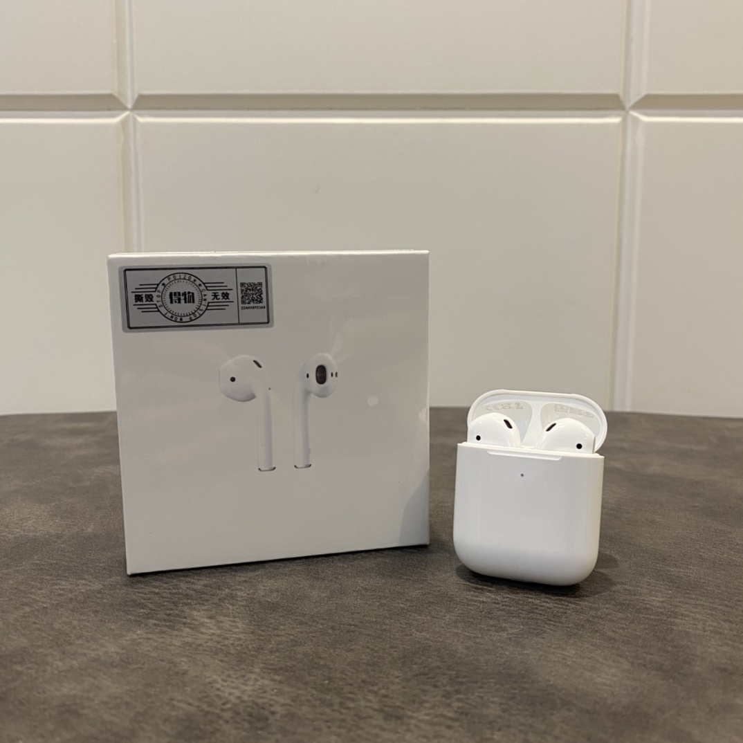 本地放💰160 利润自己加 苹果AirPods二代 ln毒版出品 原代工厂外壳材料 手感重量同步正品 顶级高通3026芯片 市面最好版本 专供冲正! 采用石墨钛1.7喇叭 主打HiFi完美音质 5.0蓝牙解码Aac协议 双耳通话模式! 随意设置改名定位 游戏视频不延迟! 高速弹窗连接 无需手动设置! 耳机充满可使用3-4小时,电池盒待机72小时! 赠送专用无线充电盘 保护壳 毒版纸箱 专柜小票 毒证书等全套配件!