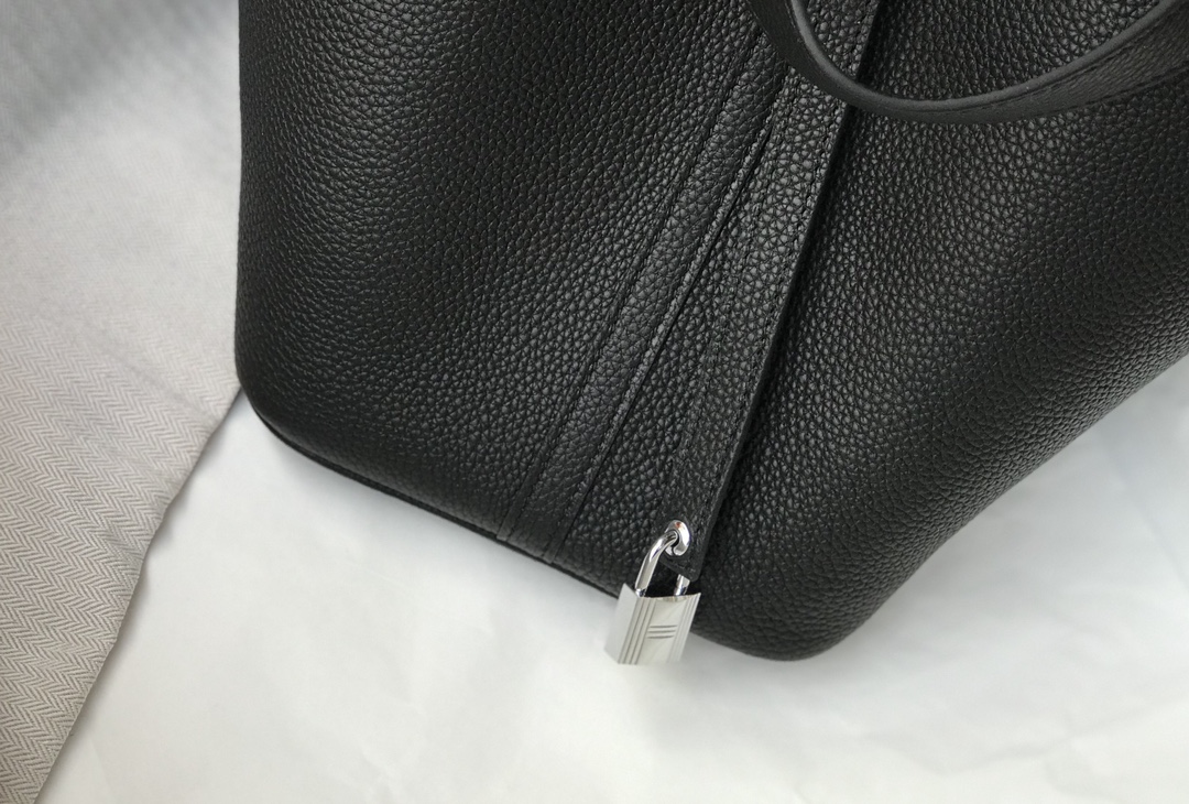 Hermès Bag Collection crafted with premium materials and signature 7