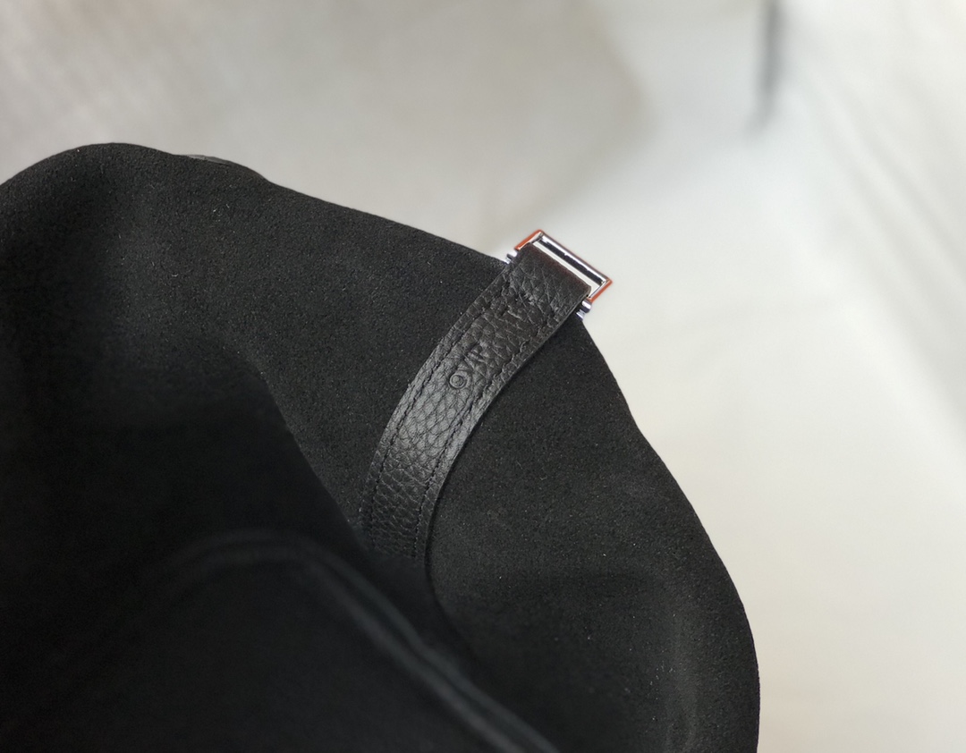 Hermès Bag Collection crafted with premium materials and signature 8