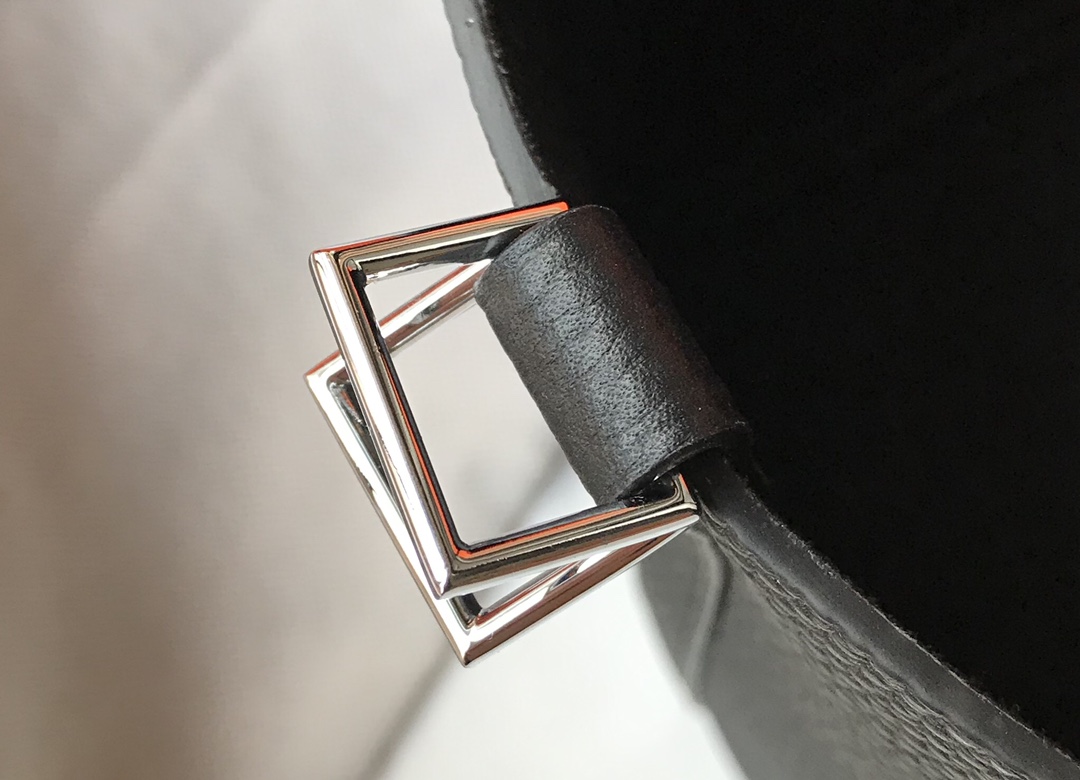 Hermès Bag Collection crafted with premium materials and signature 6