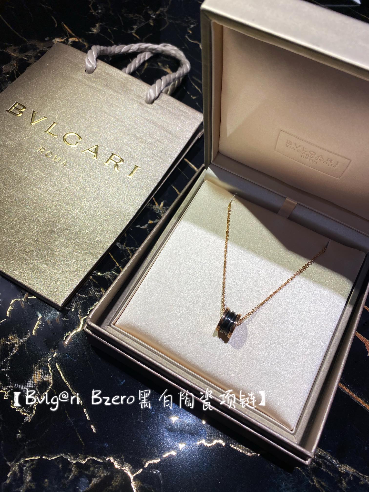 NO:632350,88260 [Bvlg@ri Bzreo black and white ceramic necklace] ·The highest version!  High-density black ceramics are available in two colors. ·Choose the same black and white high-density ceramics as z. This ceramic is specially customized. Z ceramics, black and white, are very thick colors. The low-cost low-cost white ceramics on the market are almost translucent. Look for our products, which are very mellow white ceramics. ·Black and white are particularly white ceramics, and black are particularly black ceramics. They are not a bit transparent like jade, but very solid black and white. The colors are different from those on the market.  ·Ceramic threads, three-dimensional convex threads, are very demanding in craftsmanship, have high requirements on machines, and the ceramic loss rate is also very high.  Anti-counterfeiting labels for B.zero Ceramic Necklace Z. This model Z has 3 sets of anti-counterfeiting labels. The first set is on the edge of the last button of the adjustment ring. On this edge is engraved the product material, year, place of origin, and a number stamped with a steel seal. This steel seal is much more difficult than that of the Little Red Man Charity model, because its stress-bearing area is too small, only a tiny edge as small as the edge. You need to hand-print a steel seal even smaller than the edge. This is absolutely a manual test, and it is particularly not easy.  The entry-level model of B Baojia, zero black and white ceramics are really classic and good-looking, and they are incomparably handsome when paired with men. The more classic the model, the more exquisite the craftsmanship and details. It can be said that there are too few external versions of this necklace. Either the ceramic is wide, or the ceramic is made in China. Even the K-gold products of Shuibei have the same common problem!  Let’s take a look at the details of version Z for yourself. Without further ado, don’t hesitate to get the first-hand price of the max version, Bottega Veneta, Bvlgari, Necklace, Cartier high-end jewelry.1986090988260【Bvlg@ri Bzreo 黑白陶瓷项链】 ·最高版本！高密度黑陶瓷两色可选 ·选用和z一样的黑白高密度陶瓷,这个陶瓷是特别定制的.z陶瓷黑色白色都是很厚实的颜色,市面低成本low版的白陶瓷几乎是半透明的,认准我们家出品的,很醇厚的白色白陶瓷 ·黑色,白色是特别白的陶瓷,黑色是特别黑的陶瓷,不是带点透透的像玉一样的质感,是非常实的黑白.颜色区别市面上的. ·陶瓷的螺纹,立体凸起来的螺纹,是非常考究工艺的,对机器要求很高,陶瓷损耗率也非常高. B.zero陶瓷项链·Z的防伪标,此款Z有3套防伪标,第一套在调节环的最后一个扣子的边缘上,在这个边缘上刻有产品的材质,年份,产地,还有一个用钢印印上去的编号,这个钢印比小红人慈善款的难太多了,因为它受力面积太小,只有边缘那么细小的一点点,要手工印上一个比边缘还细小的钢印,这个绝对绝对考手工,特别不容易 B宝家的入门款,zero黑白陶瓷真的太太经典,太太好看,跟男票搭配也是无敌帅了.越是经典款越是考究工艺和细节,可以说这款项链外面对版的太少了 要么就是陶瓷宽 要么陶瓷就是国产的那种 就连水贝的K金货也是一样通病！我们对版Z 细节自己看,不啰嗦,最max版本的一手价格别犹豫,,bottega veneta,bvlgari,necklace,卡迪亚高端饰品,Jewelry