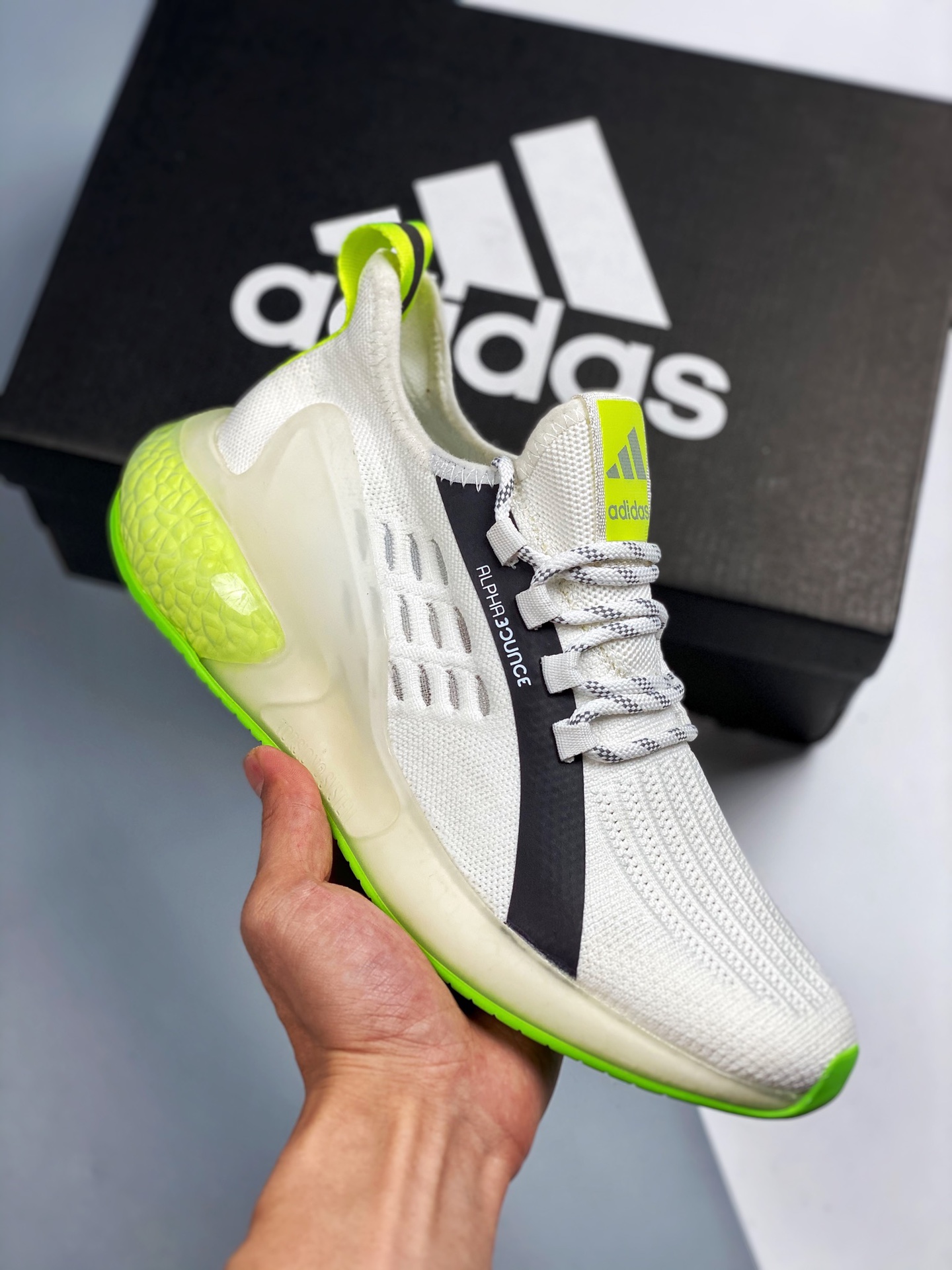Adidas Alphabounce deae 2.0 nuevo Alpha pequeño coco. La parte superior está hecha con diferentes tejidos y TPU repelen…