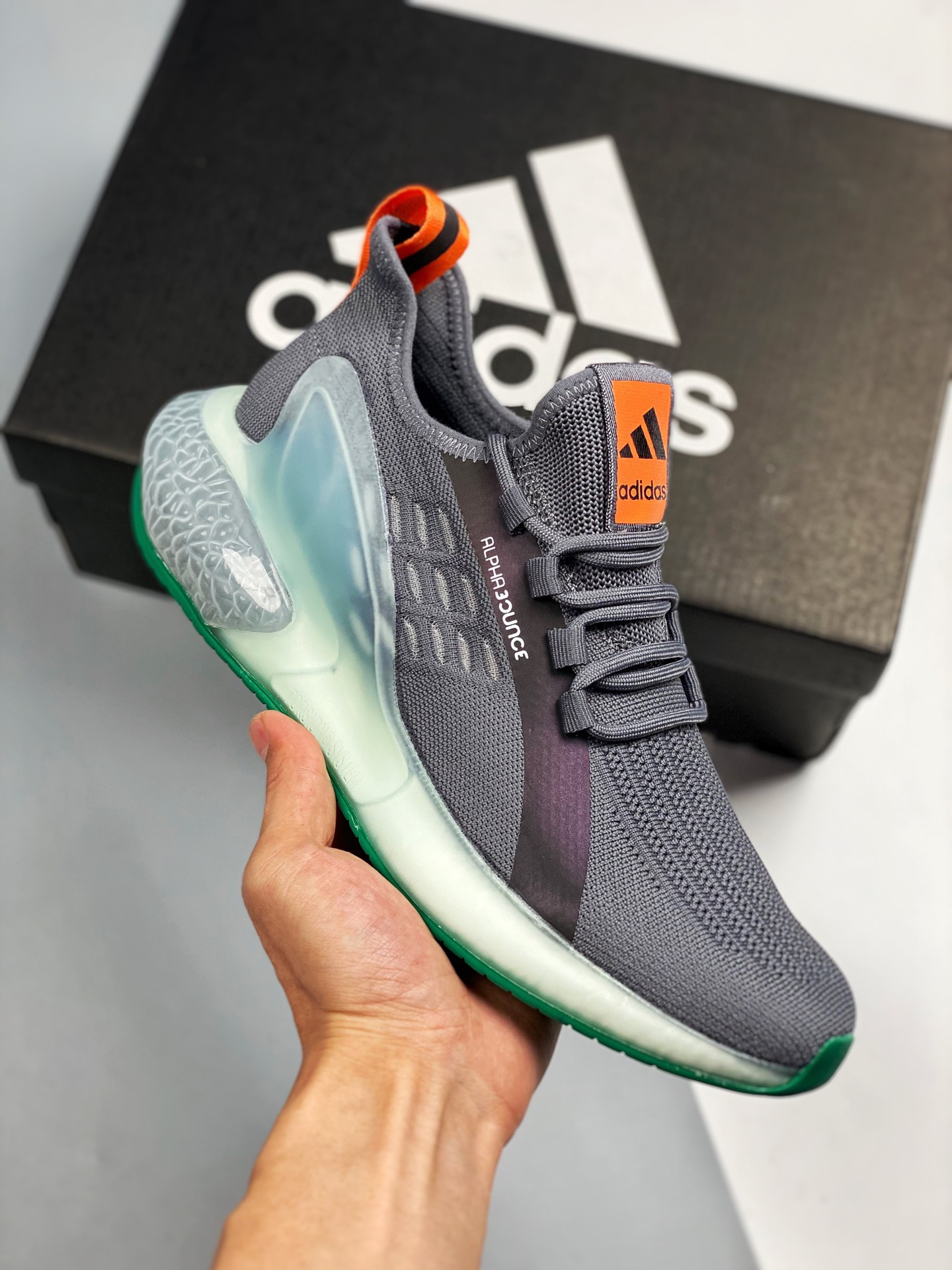 Adidas Alphabounce deae 2.0 nuevo Alpha pequeño coco. La parte superior está hecha con diferentes tejidos y TPU repelen…