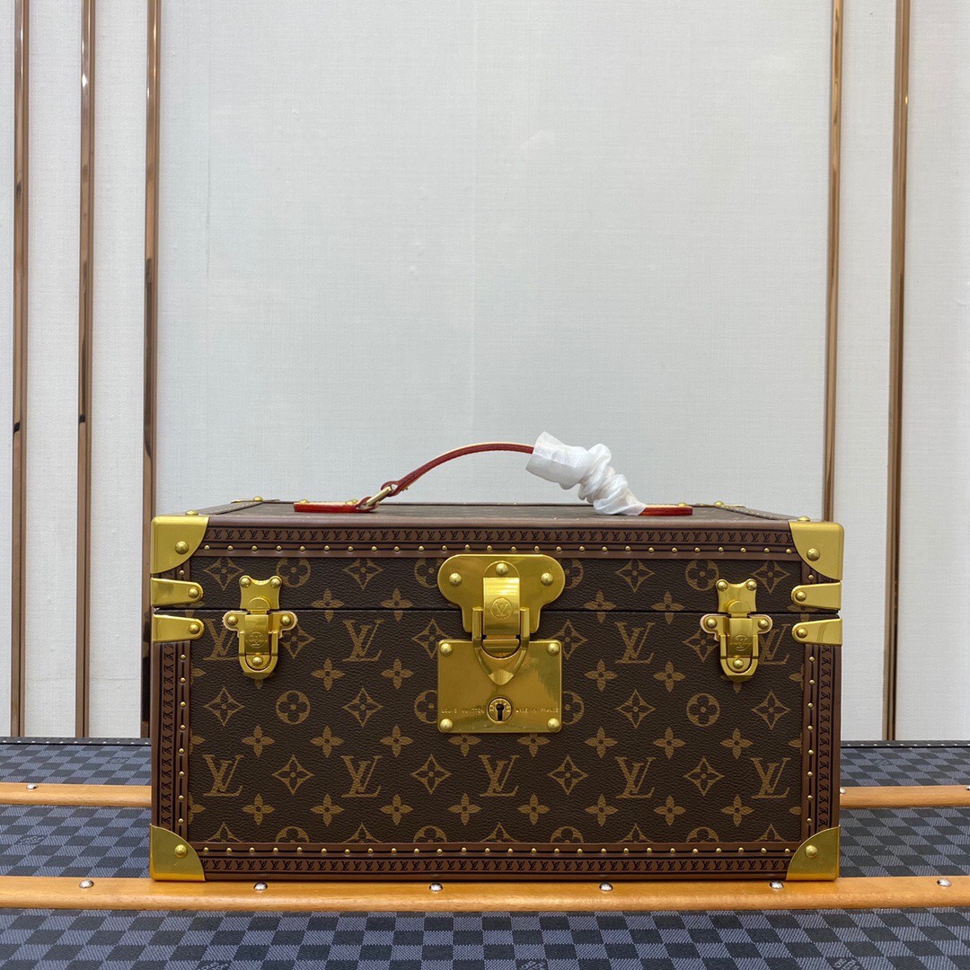 Estuche de maquillaje con espejo. La tapa de este estuche de maquillaje Monogram oculta un espejo. El interior está hec…