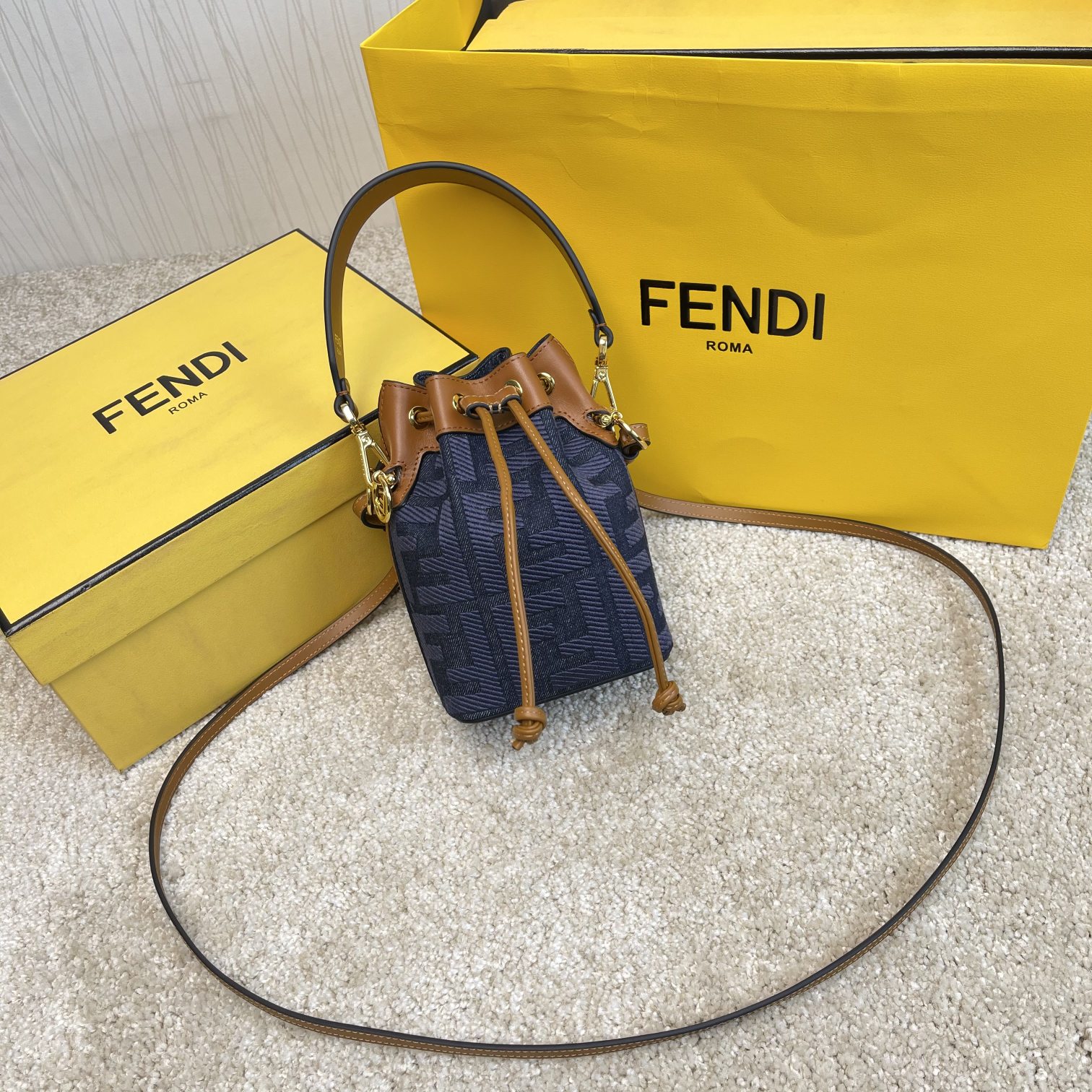 Fendi 名称：Mon Tresor小号水桶包