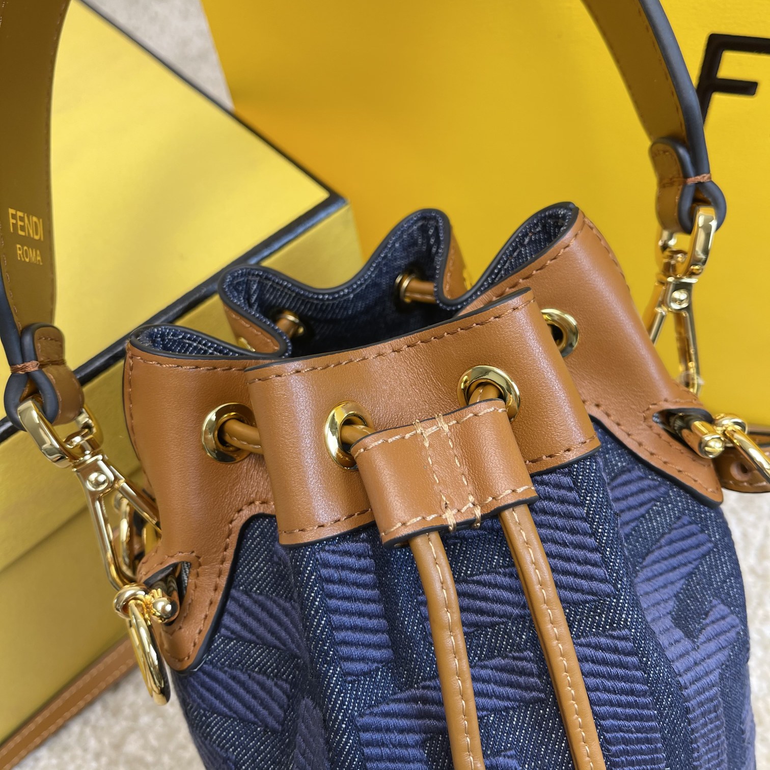 Fendi 名称：Mon Tresor小号水桶包
