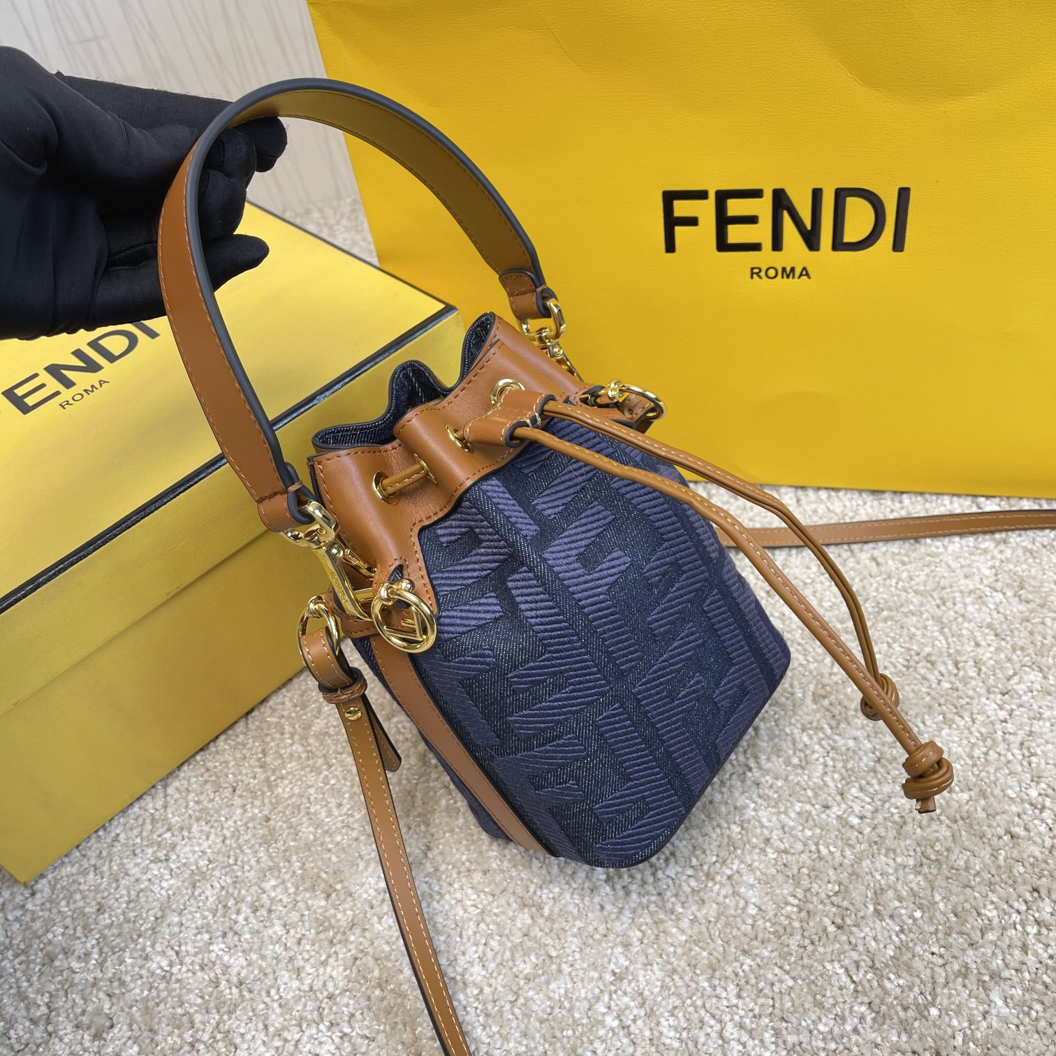 Fendi 名称：Mon Tresor小号水桶包
