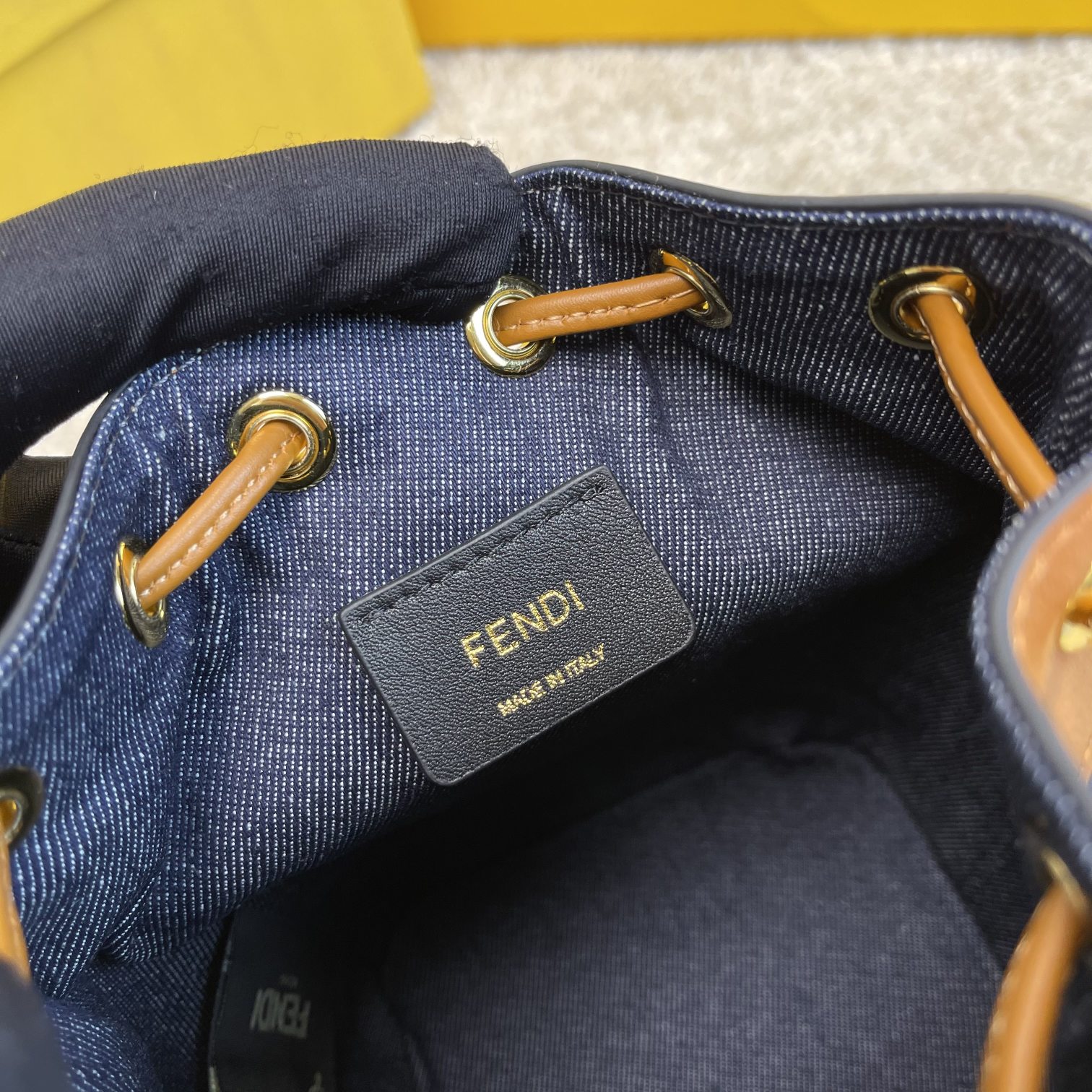 Fendi 名称：Mon Tresor小号水桶包