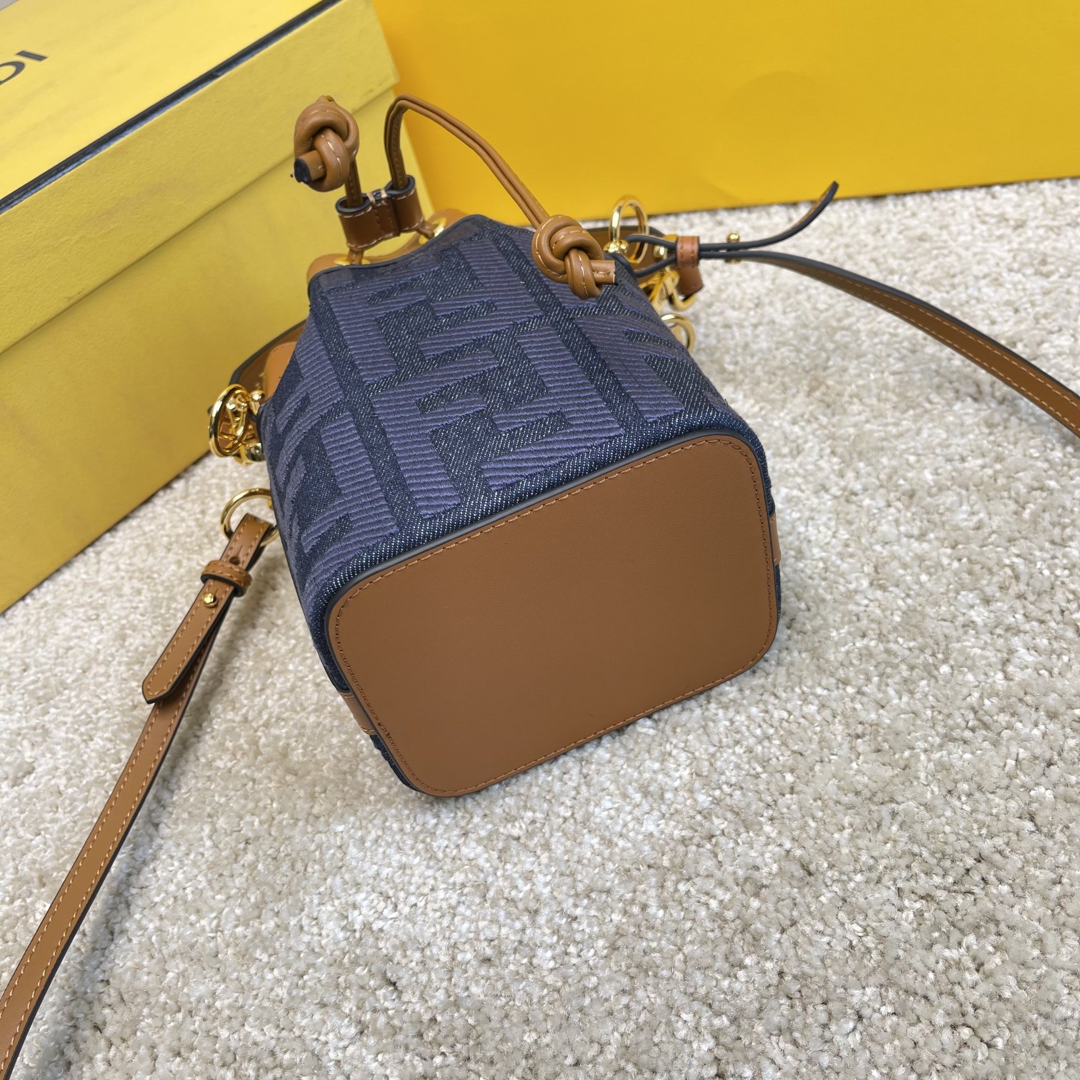 Fendi 名称：Mon Tresor小号水桶包