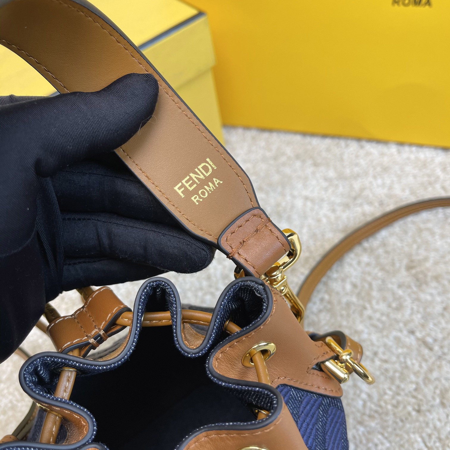 Fendi 名称：Mon Tresor小号水桶包
