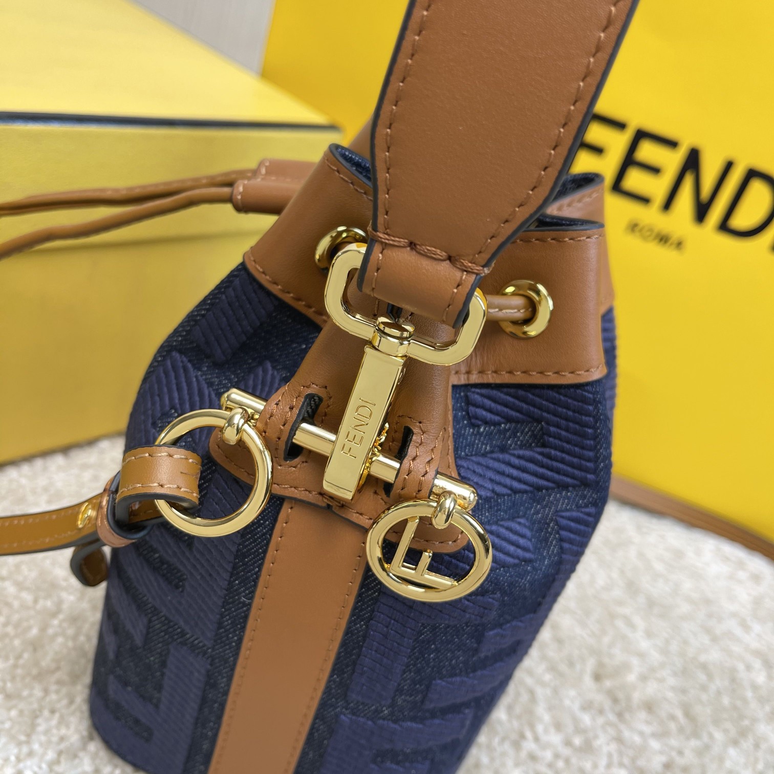 Fendi 名称：Mon Tresor小号水桶包