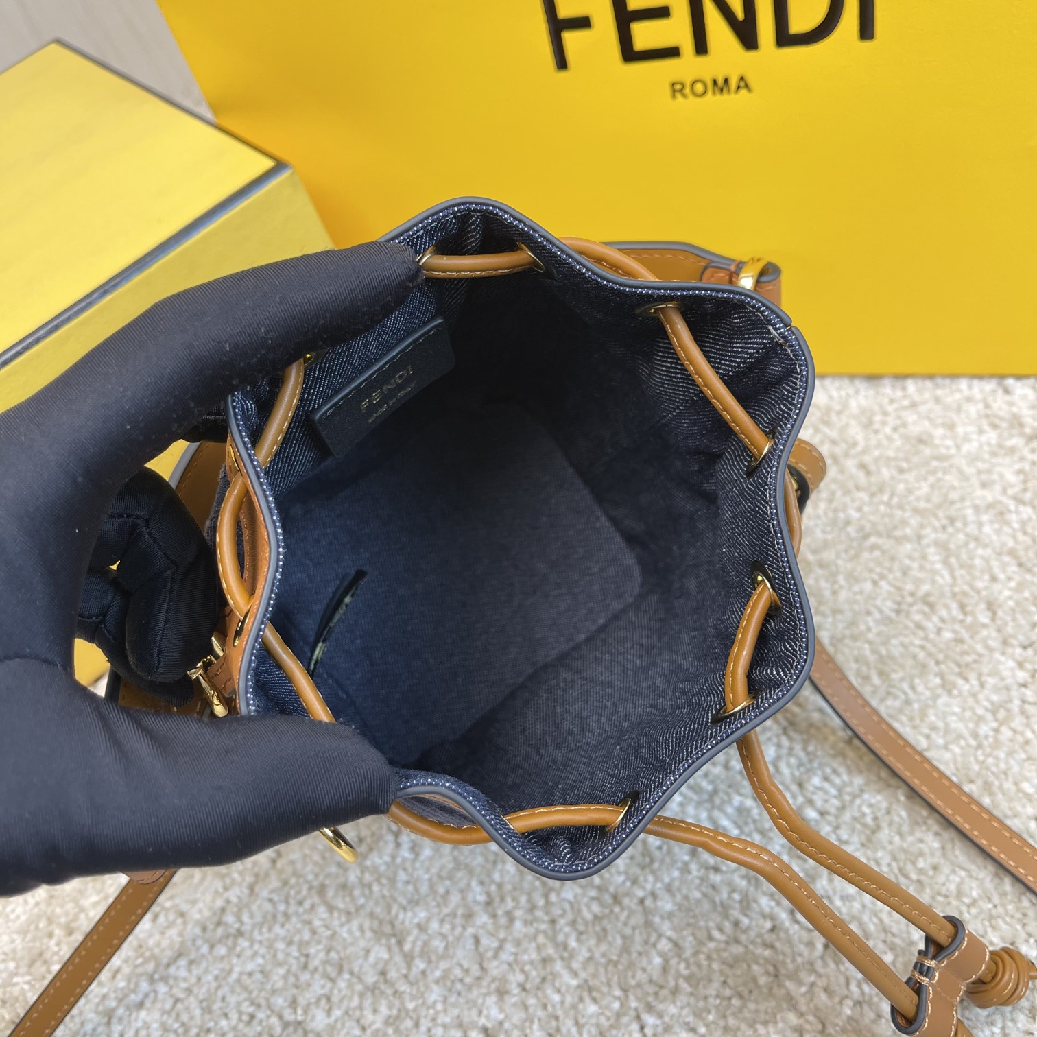 Fendi 名称：Mon Tresor小号水桶包