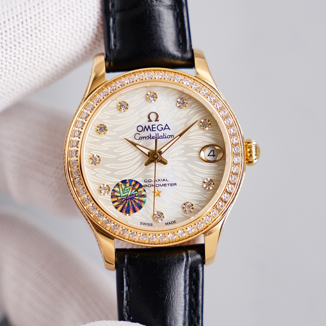 Omega 新款欧家星座轻羽系列女款腕表 贴近崇尚 设计与迷人的现代风格 尺寸：33mm 机芯：搭载进口自动机械「零返修」 镜面：蓝宝石镜面 配带：意大利 小牛皮 外观简易