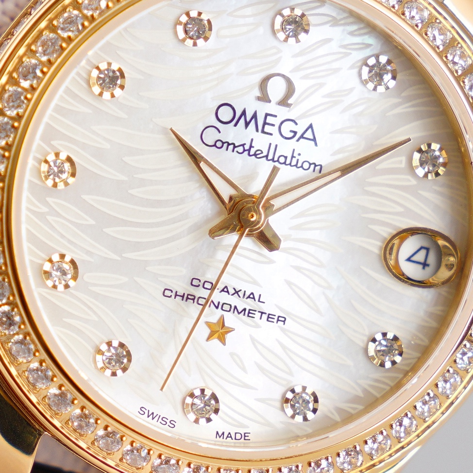 Omega 新款欧家星座轻羽系列女款腕表 贴近崇尚 设计与迷人的现代风格 尺寸：33mm 机芯：搭载进口自动机械「零返修」 镜面：蓝宝石镜面 配带：意大利 小牛皮 外观简易