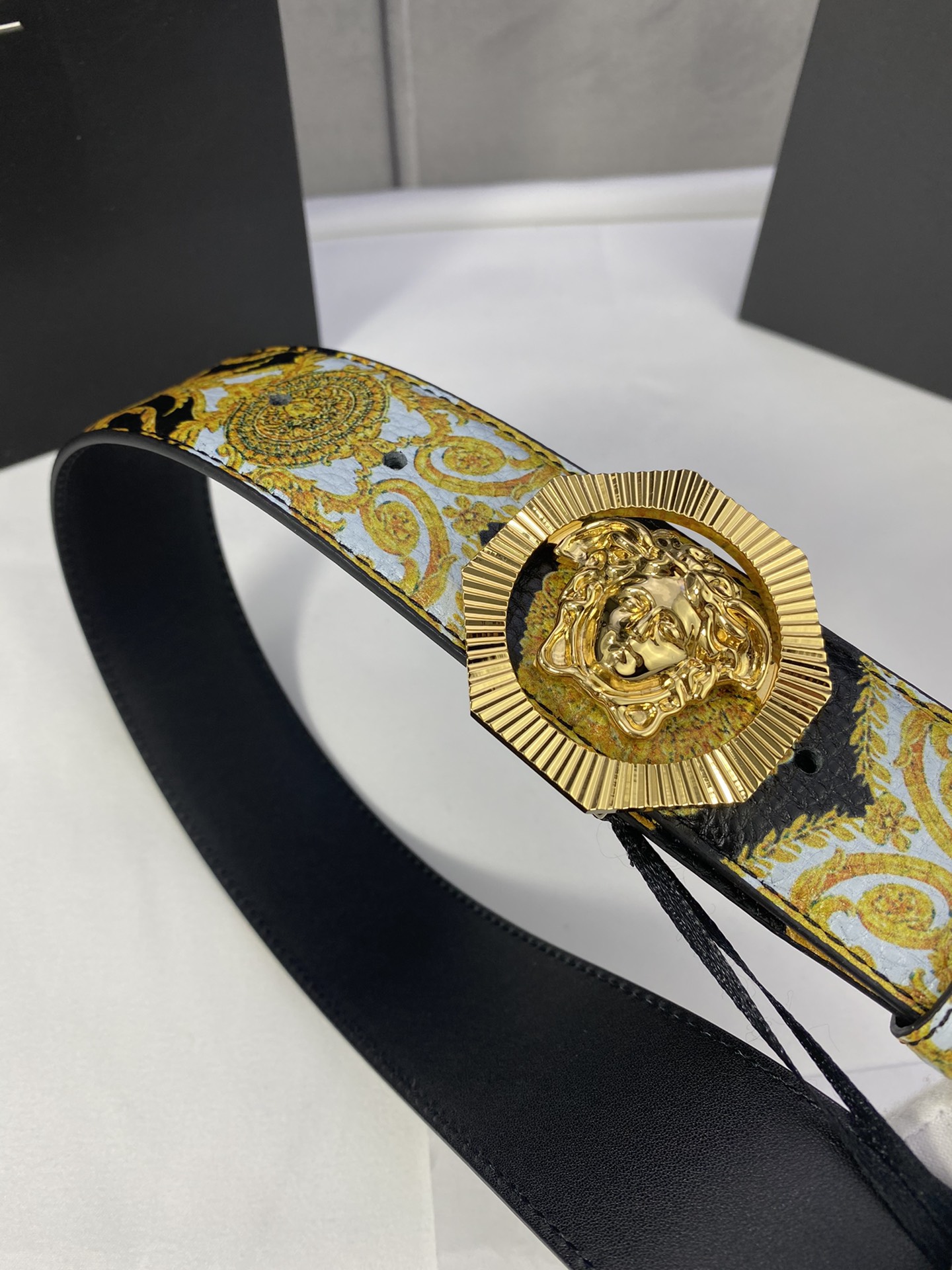 宽度4.0cm VERSACE（范思哲）此款Palazzo腰带采用牛皮革面料制作