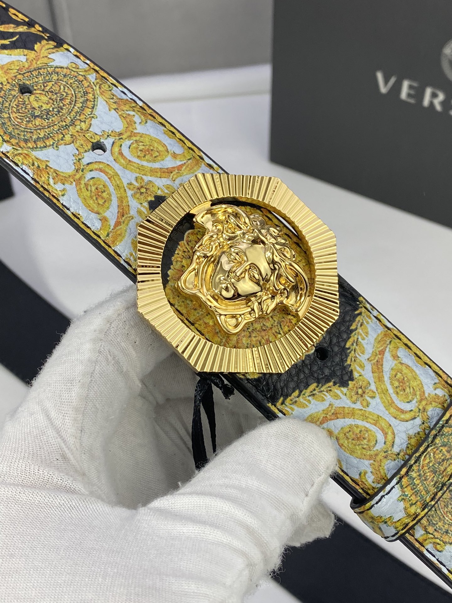 宽度4.0cm VERSACE（范思哲）此款Palazzo腰带采用牛皮革面料制作