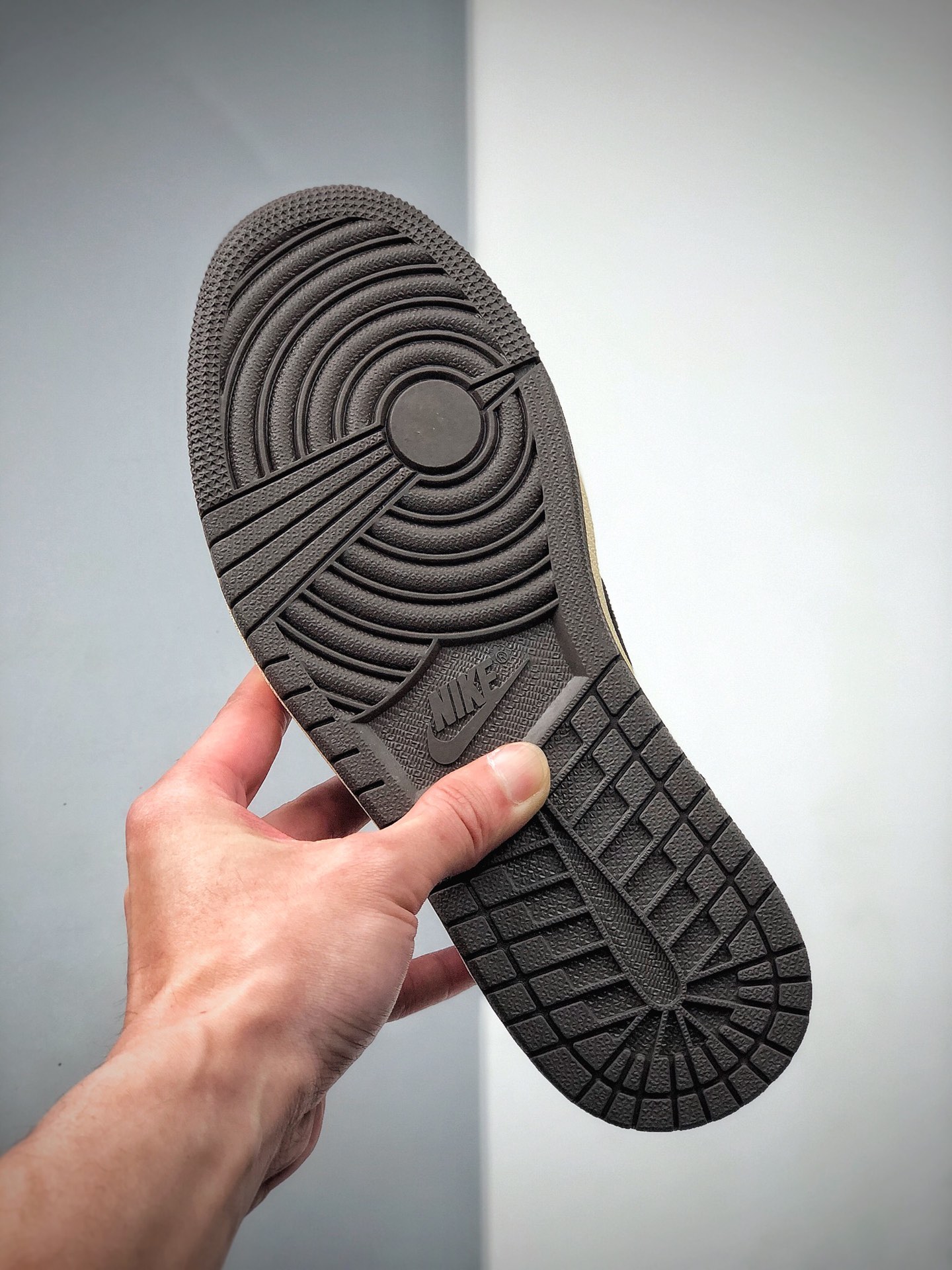 240  Air Jordan 1 Retro High OG 倒勾低帮深棕 CQ4277-001