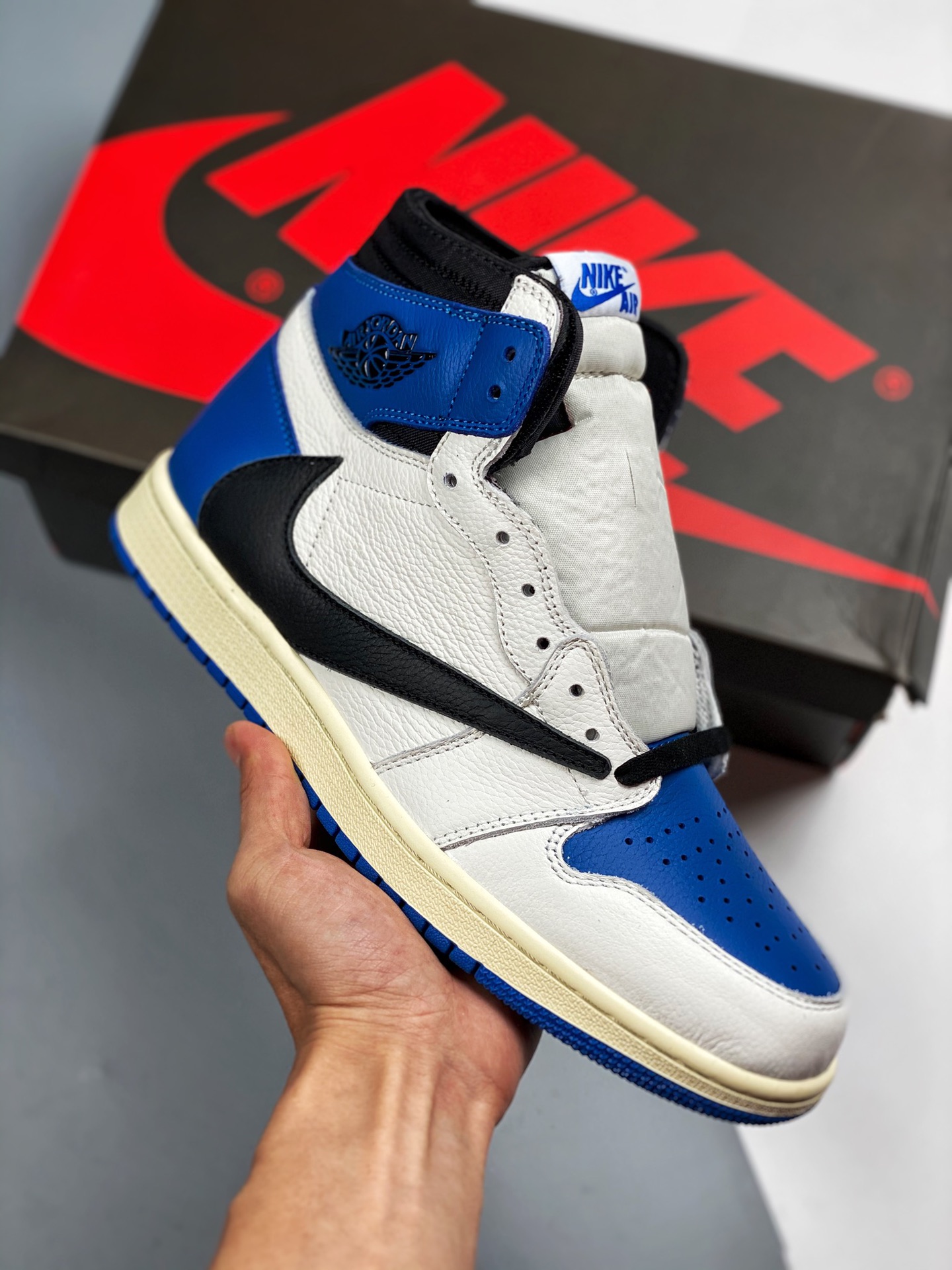 Travis Scott x Fragment x Air Jordan 1 triple colaboración, nuevo desarrollo, comparación con el zapato original con un…
