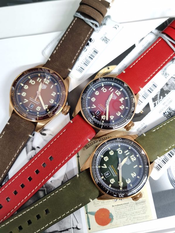 NO:728212,Counter inspection codes can be customized. Great!  The new TAG Heuer Autavia series bronze model (special model for the Year of the Rat) has arrived!  The new bronze case is equipped with a two-way rotating bezel. As time goes by, the bronze color will continue to deepen, making your watch unique!  Imported calfskin strap with quick release function, 42MM diameter case, equipped with original Swiss sw-1 movement, equipped with a full set of high-end wooden original box, bottom cover, hangtag and warranty card in one, accept various comparisons at the counter!  Instant delivery from stock!  ,,stuart weitzman,tag heue,cowhide19860909可以订做专柜查验码 重磅！全新 泰格豪雅Autavia系列青铜款（鼠年特别款）到货！全新青铜表壳配可双向旋转表圈,随着时间的流逝,青铜颜色会不断加深,让你的爱表变得独一无二！进口小牛皮表带带快拆功能,42MM直径表壳 搭载原装瑞士sw-1机芯 配全套高档木质原盒,底盖、吊牌、保卡三码合一,接受专柜各种对比！现货秒发！,,stuart weitzman,tag heue,cowhide,Watch