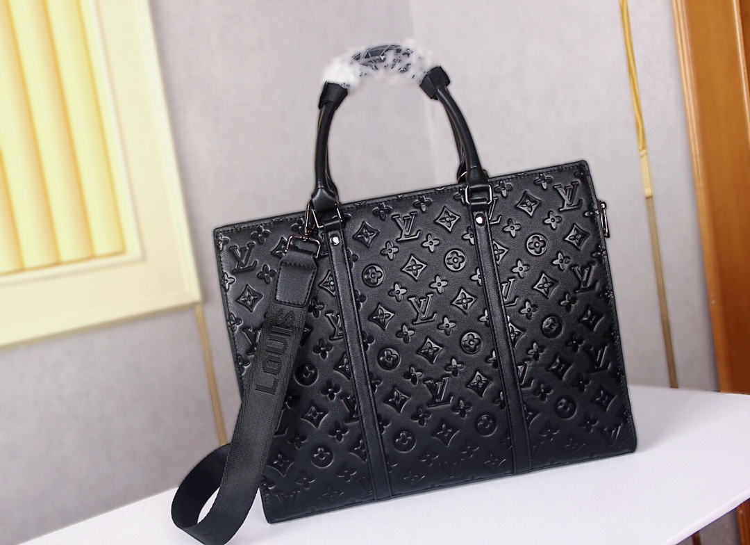 Louis Vuitton 路易威登 LV  8838-988 公文包专柜原版购入顶级原版头层牛皮，原厂金属五金铭牌刻logo只做官网对版顶级质量细节与正品丝毫不差进出专柜毫无压力非市场普通货可比卓越手工更有档次，可搭西装挽表 气场十足。休闲装也是更佳，大容量内袋、隔层完美尺寸：37*29*7cm