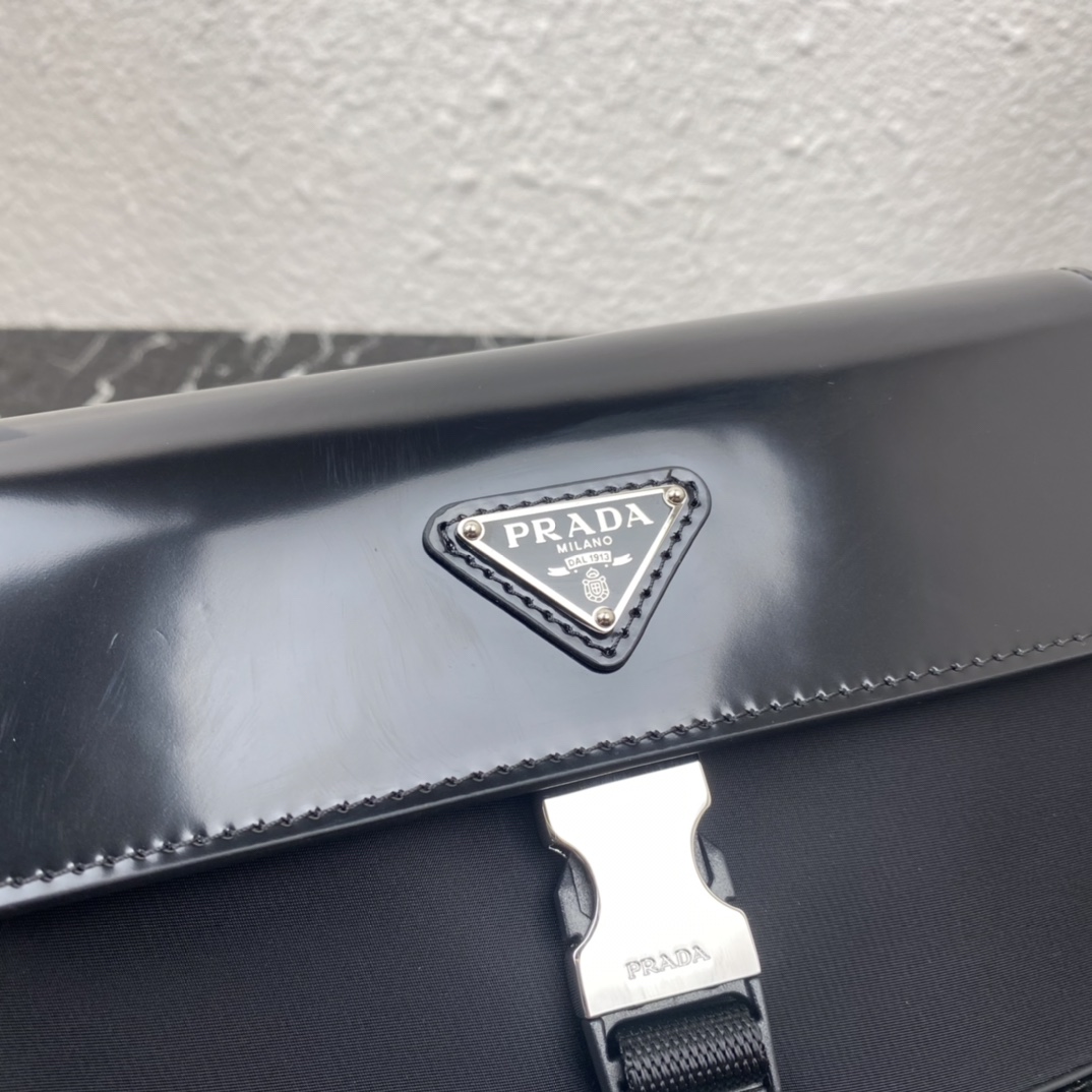 プラダ リナイロン ポストマン ショルダー 男女兼用 エコ素材