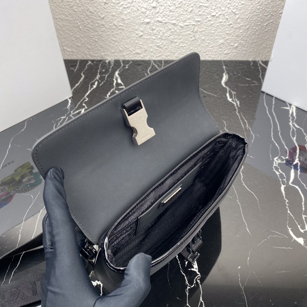 プラダ リナイロン ポストマン ショルダー 男女兼用 エコ素材