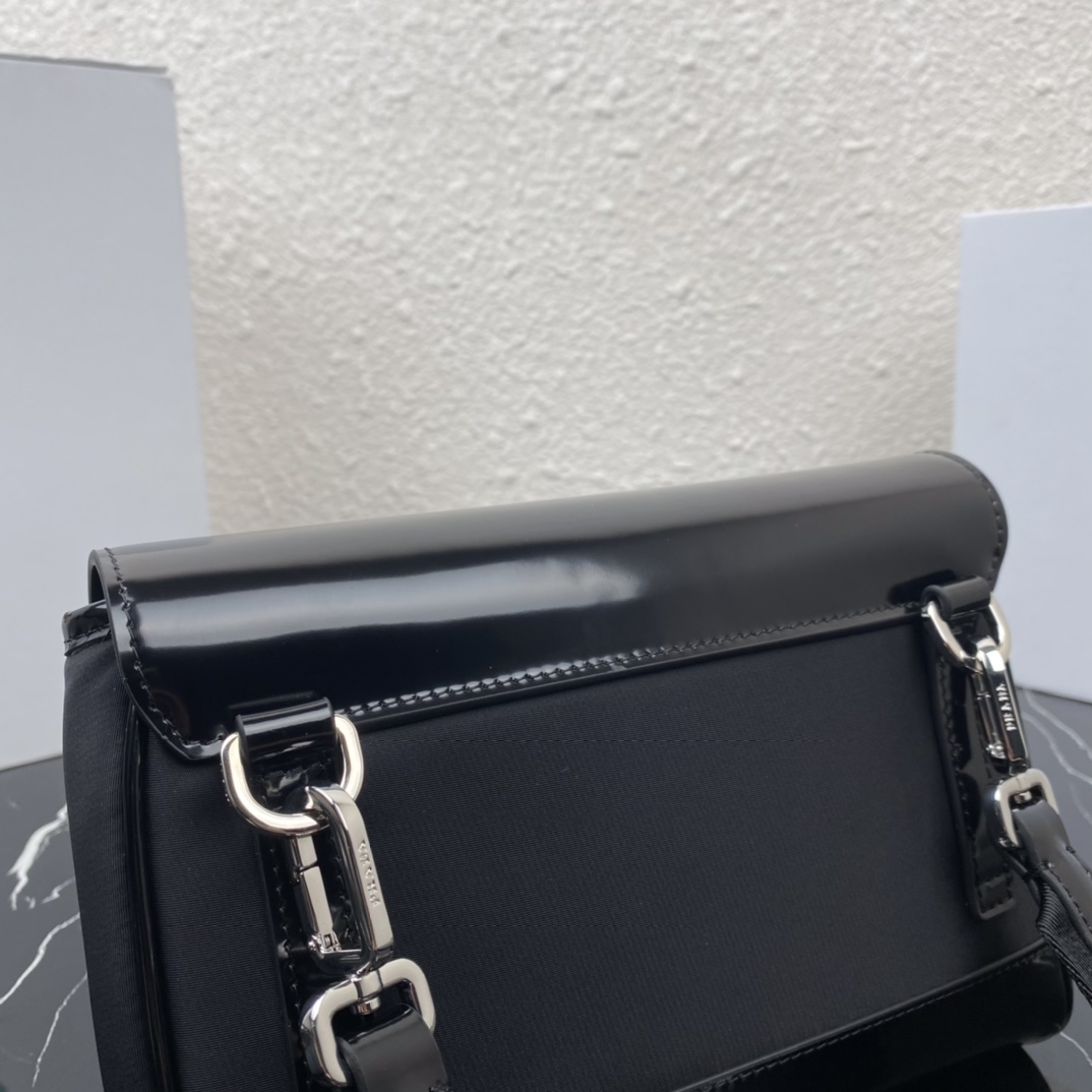 プラダ リナイロン ポストマン ショルダー 男女兼用 エコ素材