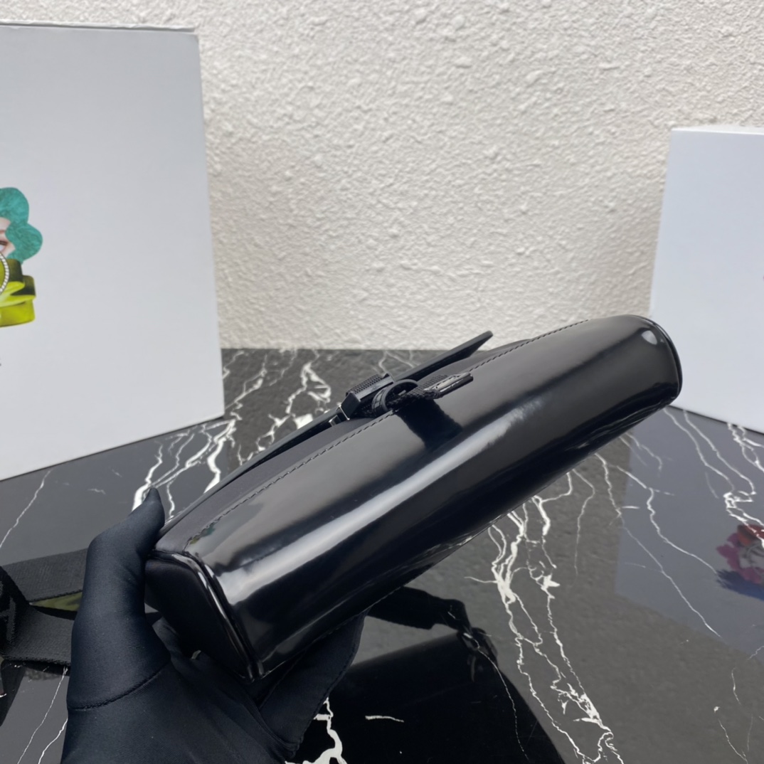 プラダ リナイロン ポストマン ショルダー 男女兼用 エコ素材