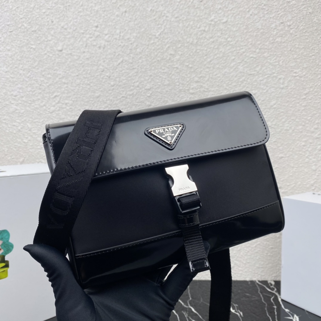 プラダ リナイロン ポストマン ショルダー 男女兼用 エコ素材