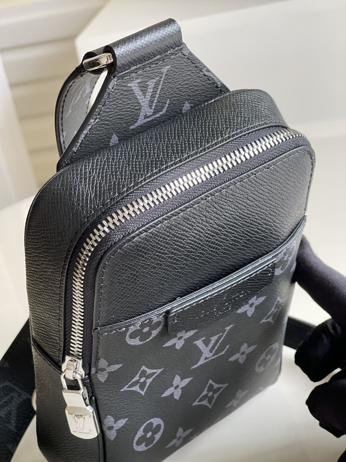 Louis Vuitton LV Outdoor Slingbag K45 单肩包