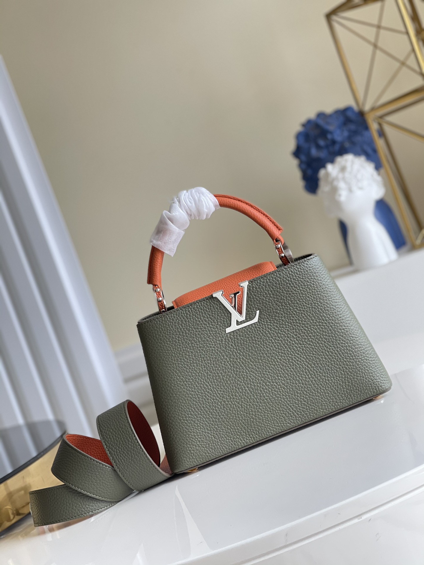 NO:396787,[Exclusive real photo M57523 orange color] CAPUCINES imported grain Taurillon leather shaping Capucines matching iconic side rings and Monogram floral flap. Shows elegance and luxury size small 27*18*9 q.1150,LV [original leather],louis vuitton19860909【独家实拍M57523橘子色】CAPUCINES 进口粒面 Taurillon 皮革塑造 Capucines搭配 标志性侧环和 Monogram 花卉翻盖.彰显优雅奢华尺寸小号27*18*9 q.1150,LV【原厂皮】,louis vuitton,Bag